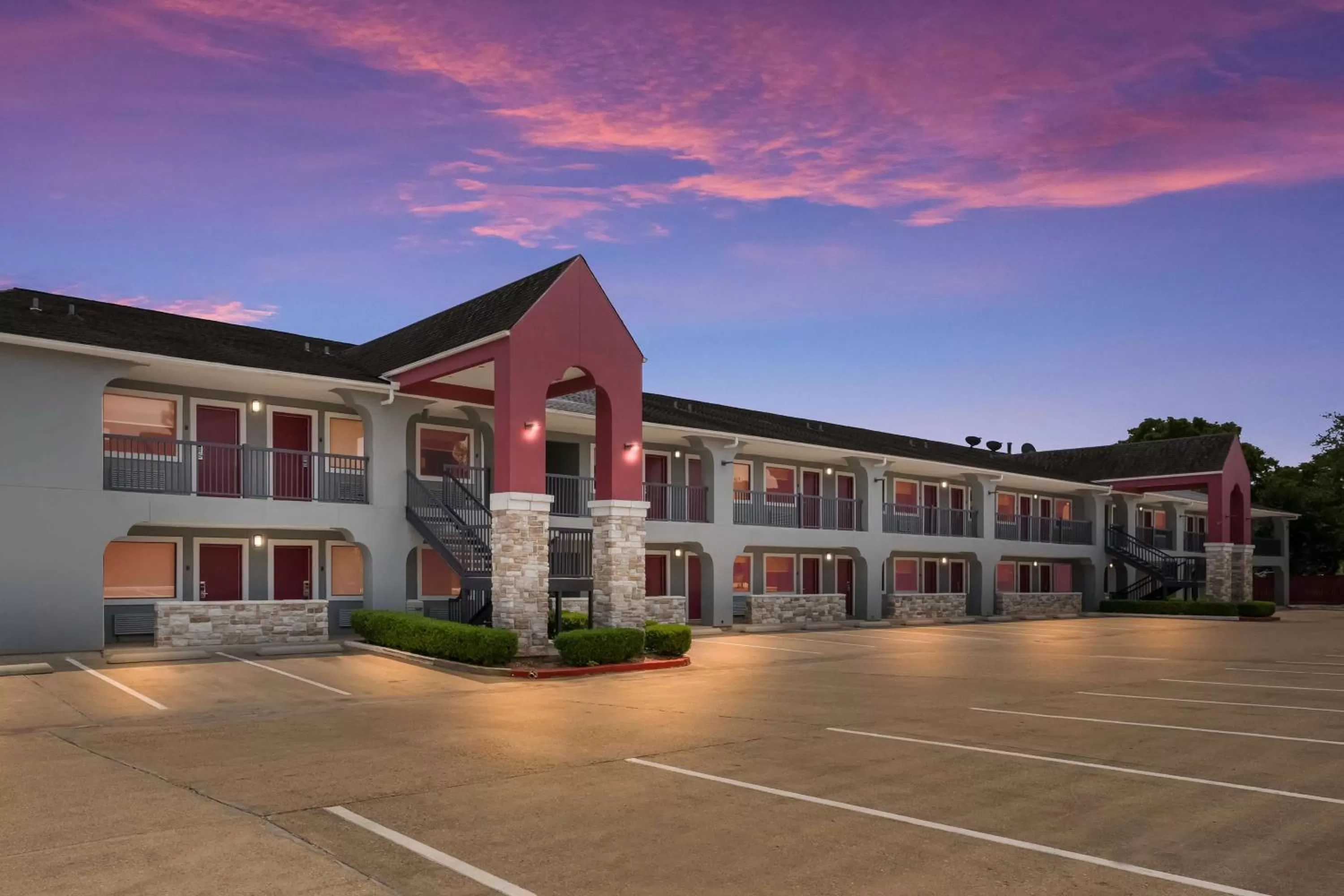 Property building in Best Western Huntsville Inn & Suites