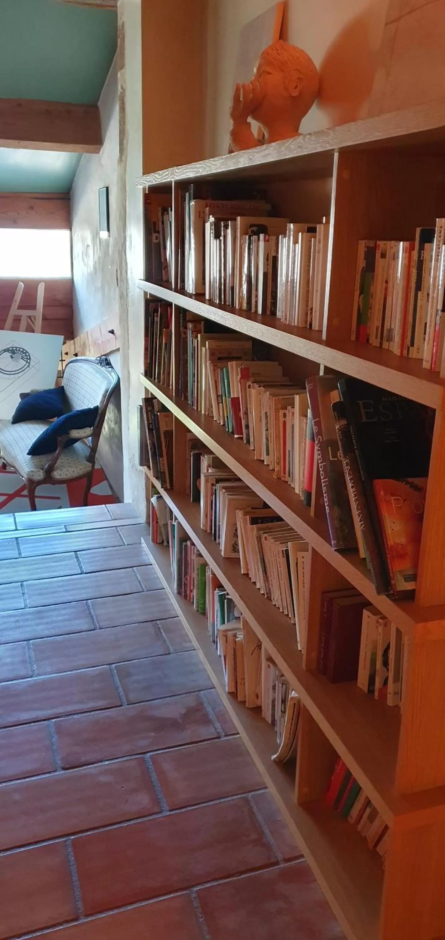 Library in Aux berges du pont du gard