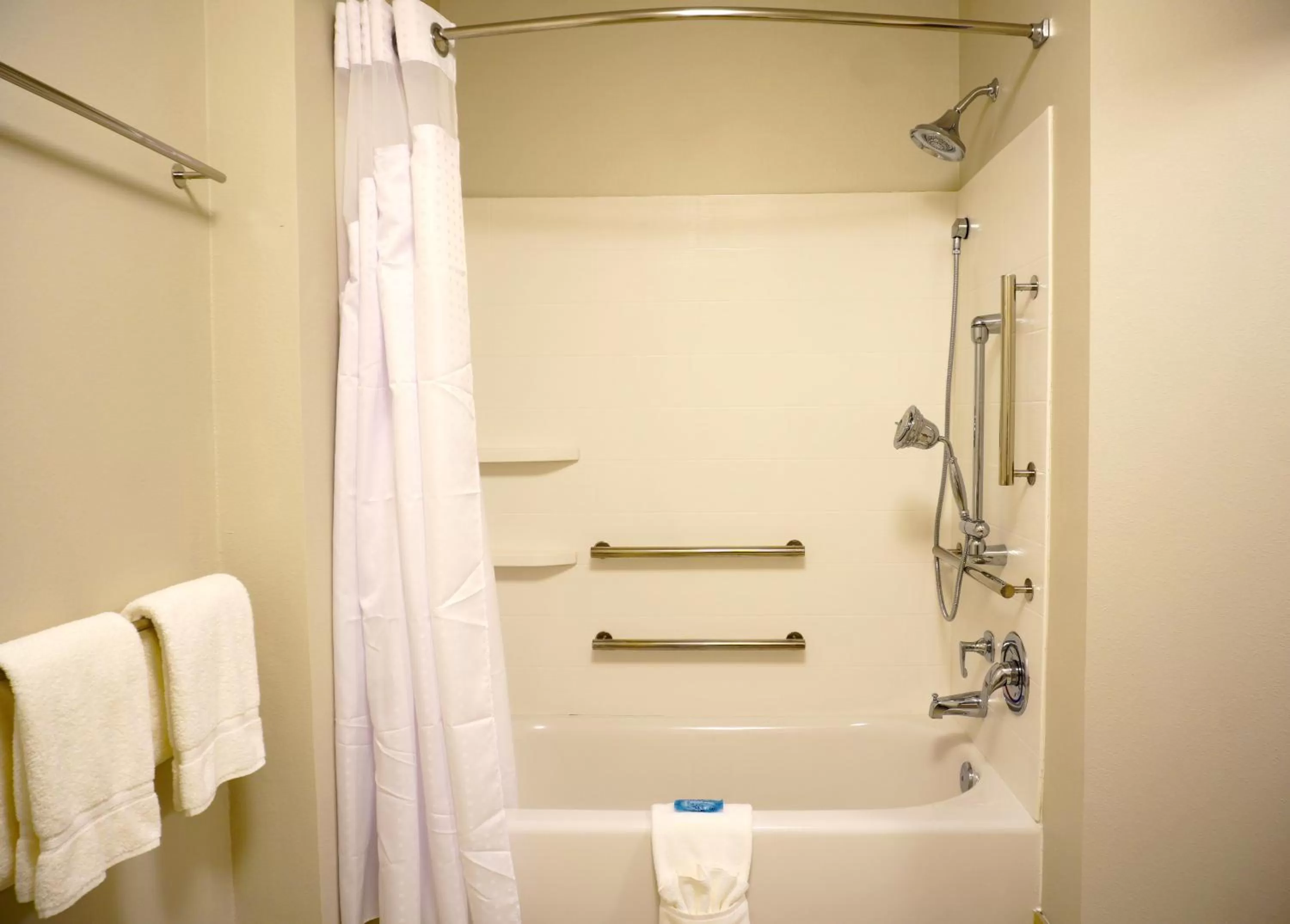 Queen Room with Two Queen Beds - Disability Access with Bath Tub in Holiday Inn Express & Suites Omaha - Millard Area, an IHG Hotel