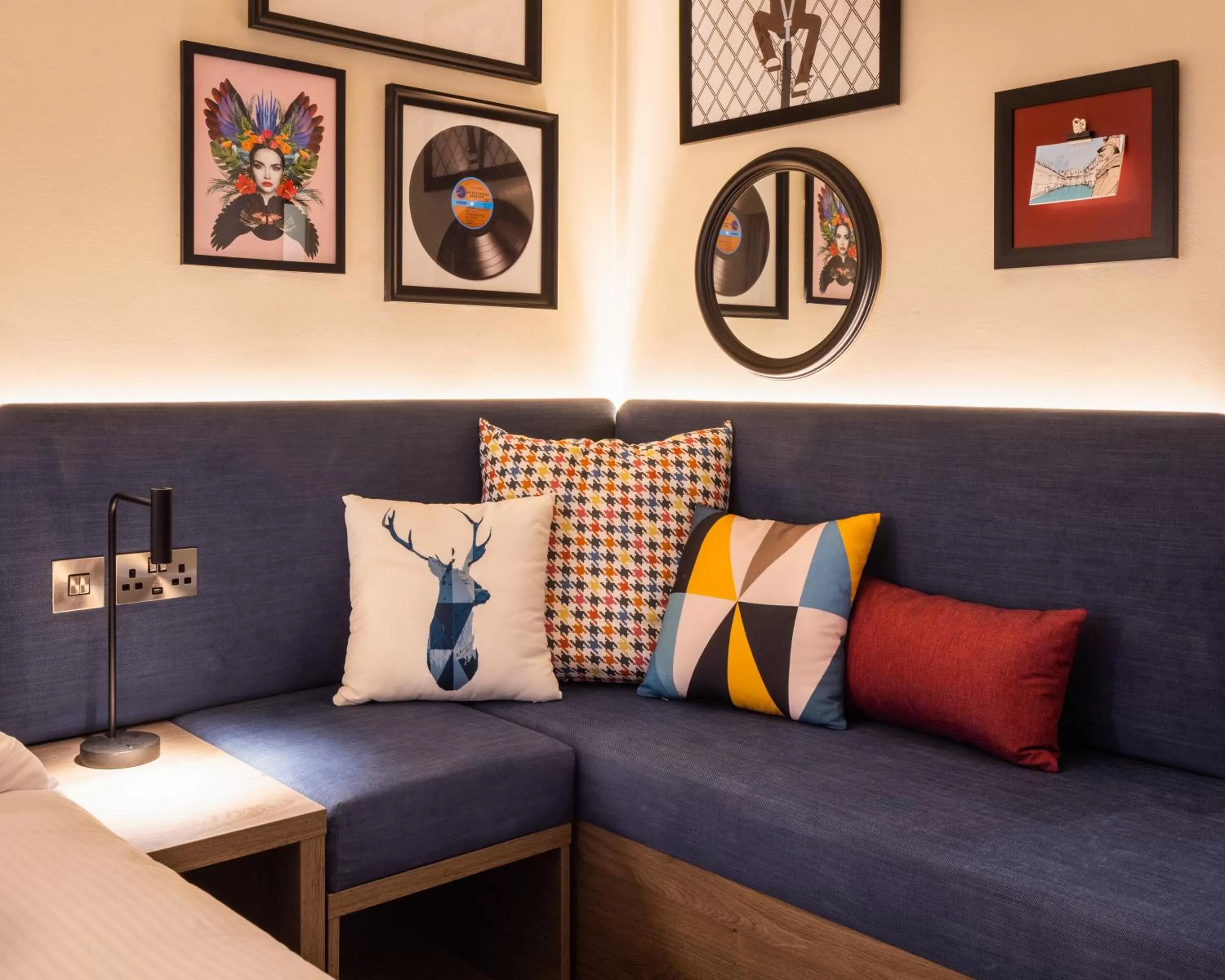 Seating area in Hampton By Hilton Bath City