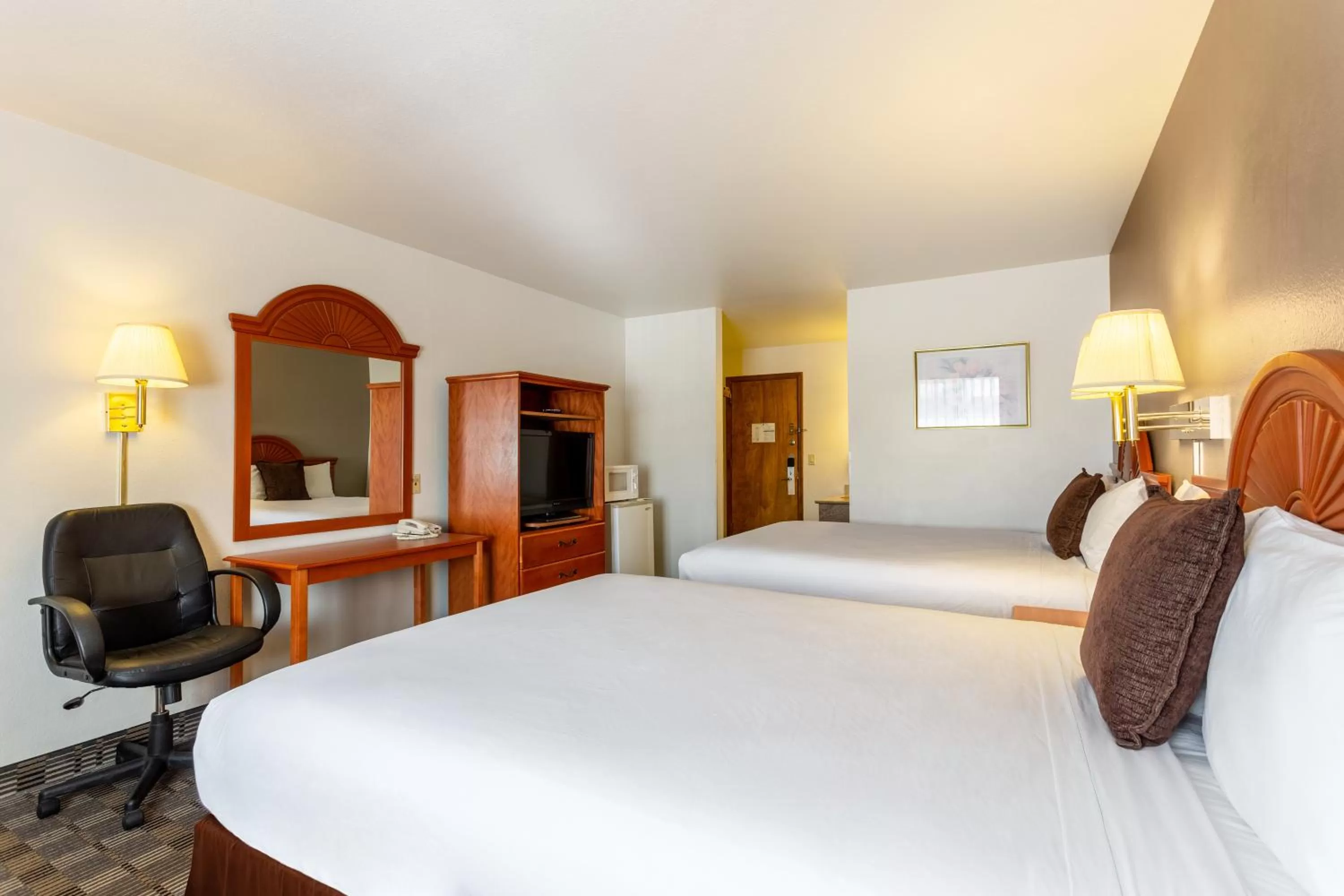 Bedroom, Bed in Americas Best Value Inn Burns