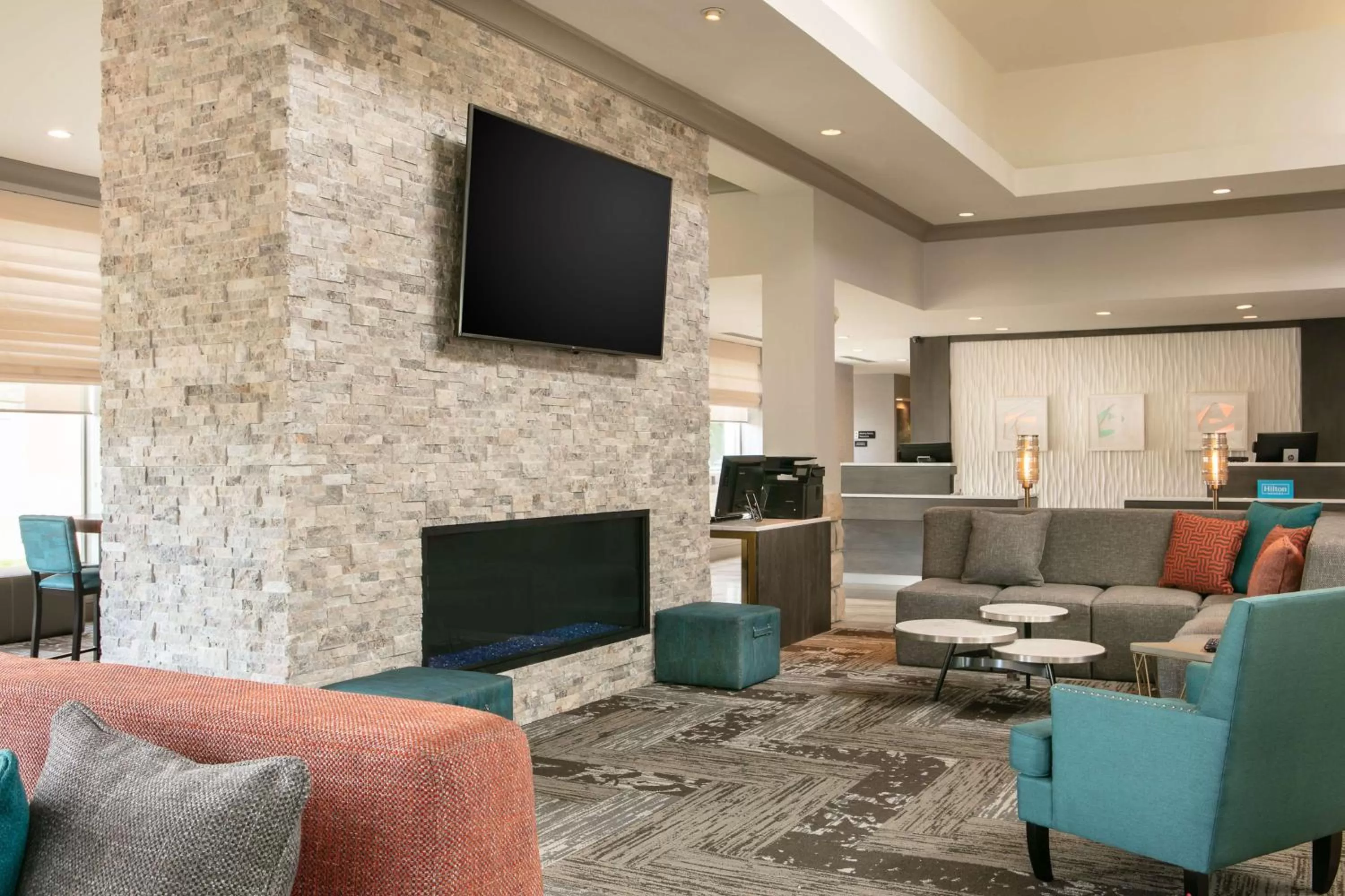 Communal lounge/ TV room in Hilton Garden Inn Omaha West