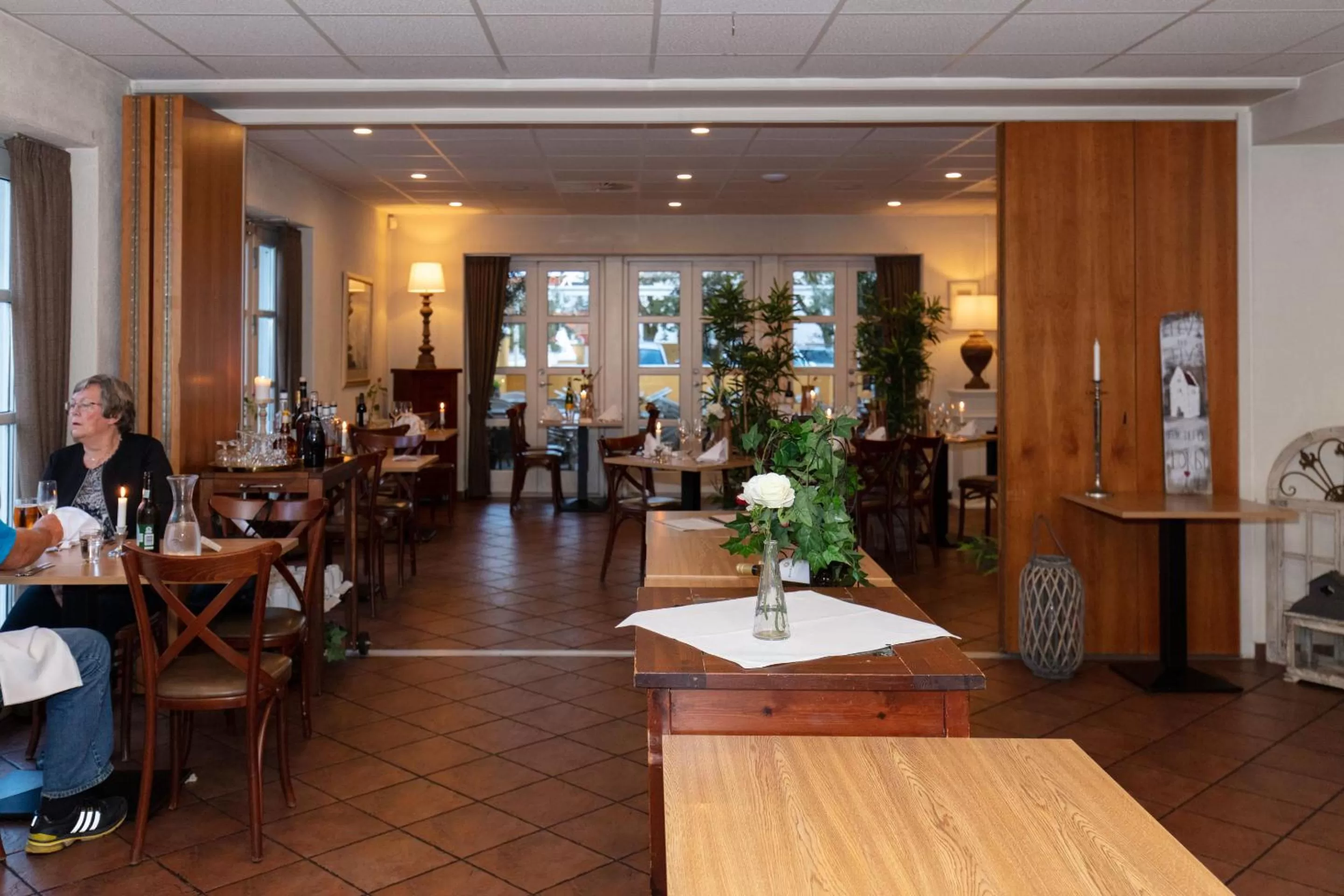 Restaurant/places to eat in Foldens Hotel