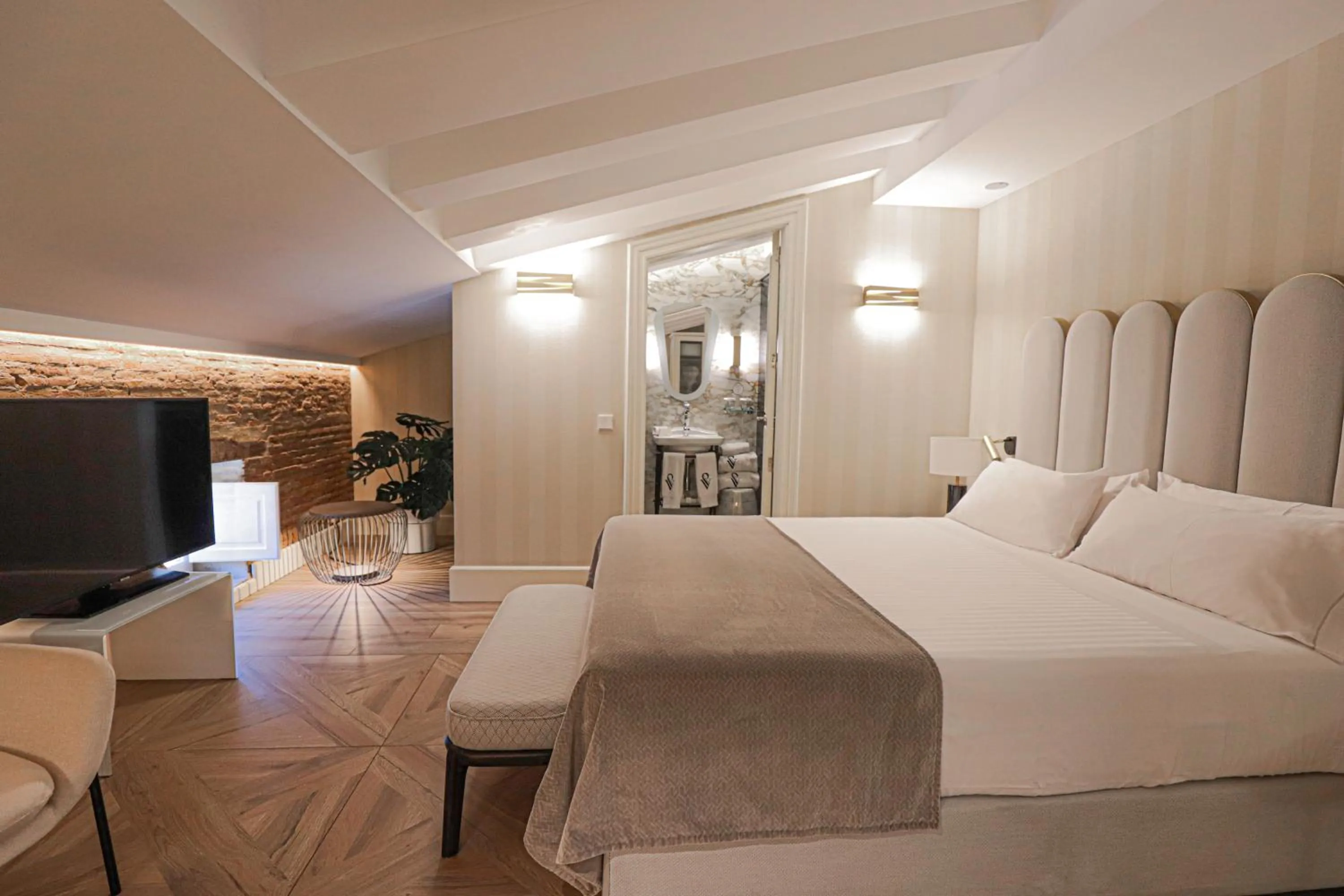 Photo of the whole room, Bed in MYR Palacio Vallier