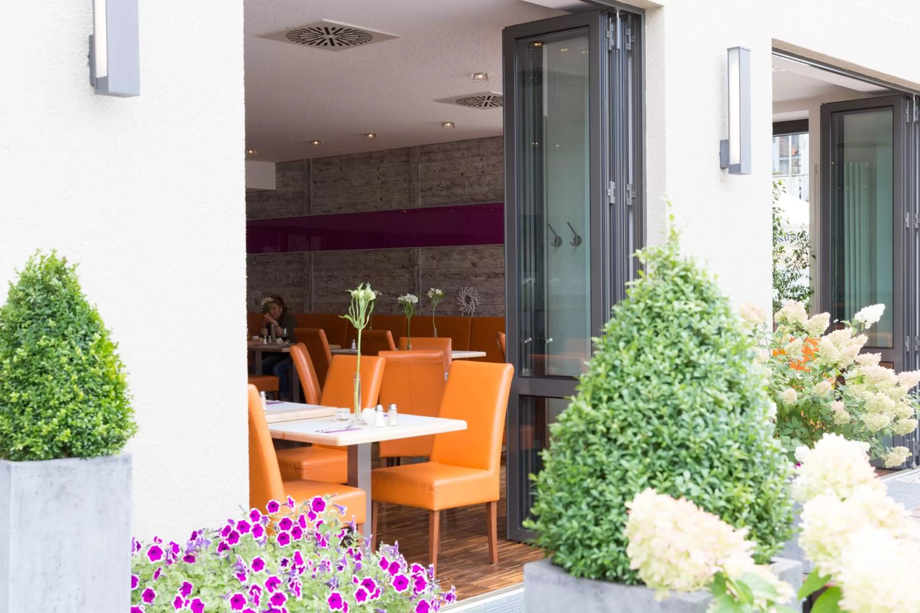 Restaurant/places to eat in Hotel Arooma