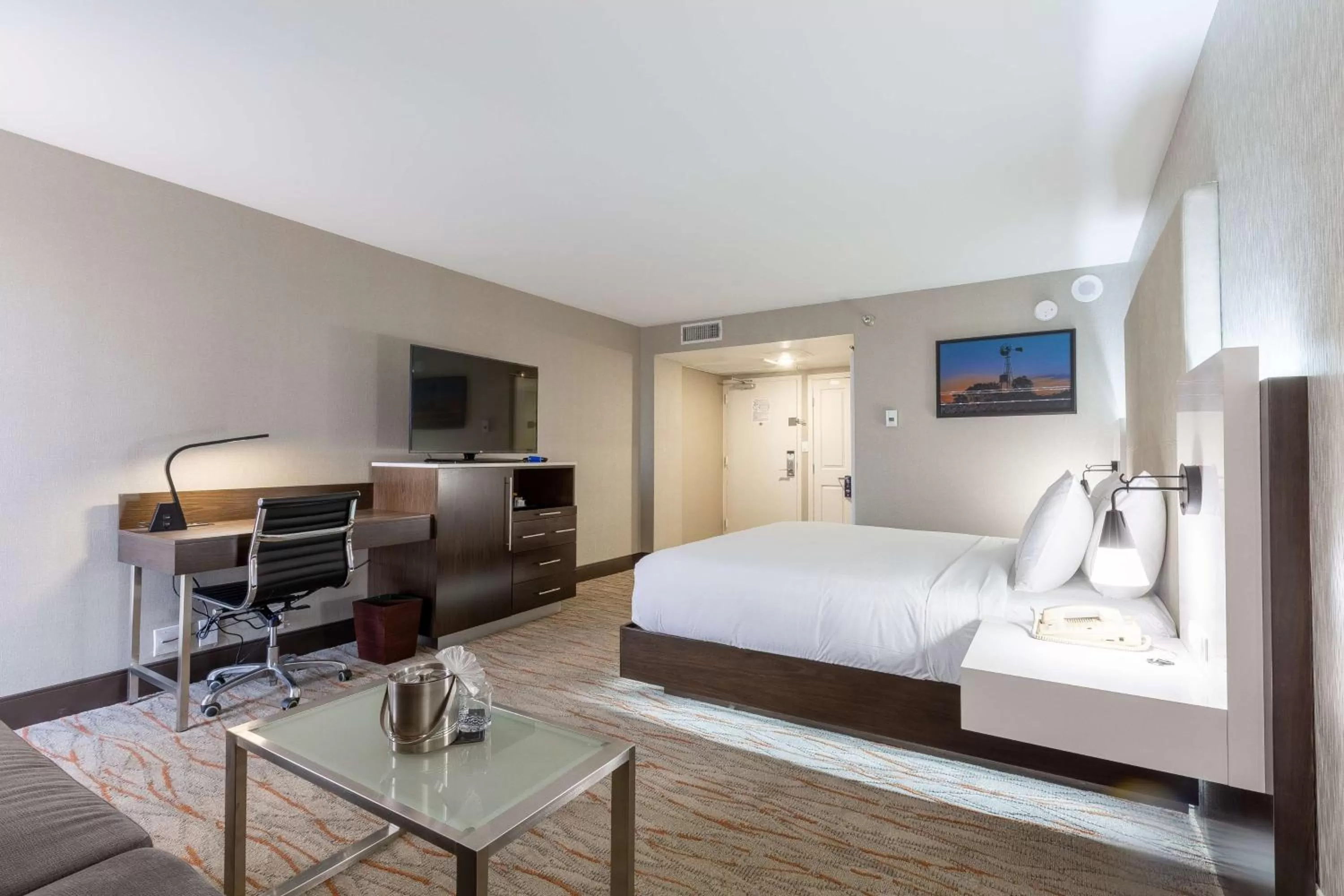 Bedroom, Bed in DoubleTree by Hilton Dallas/Richardson