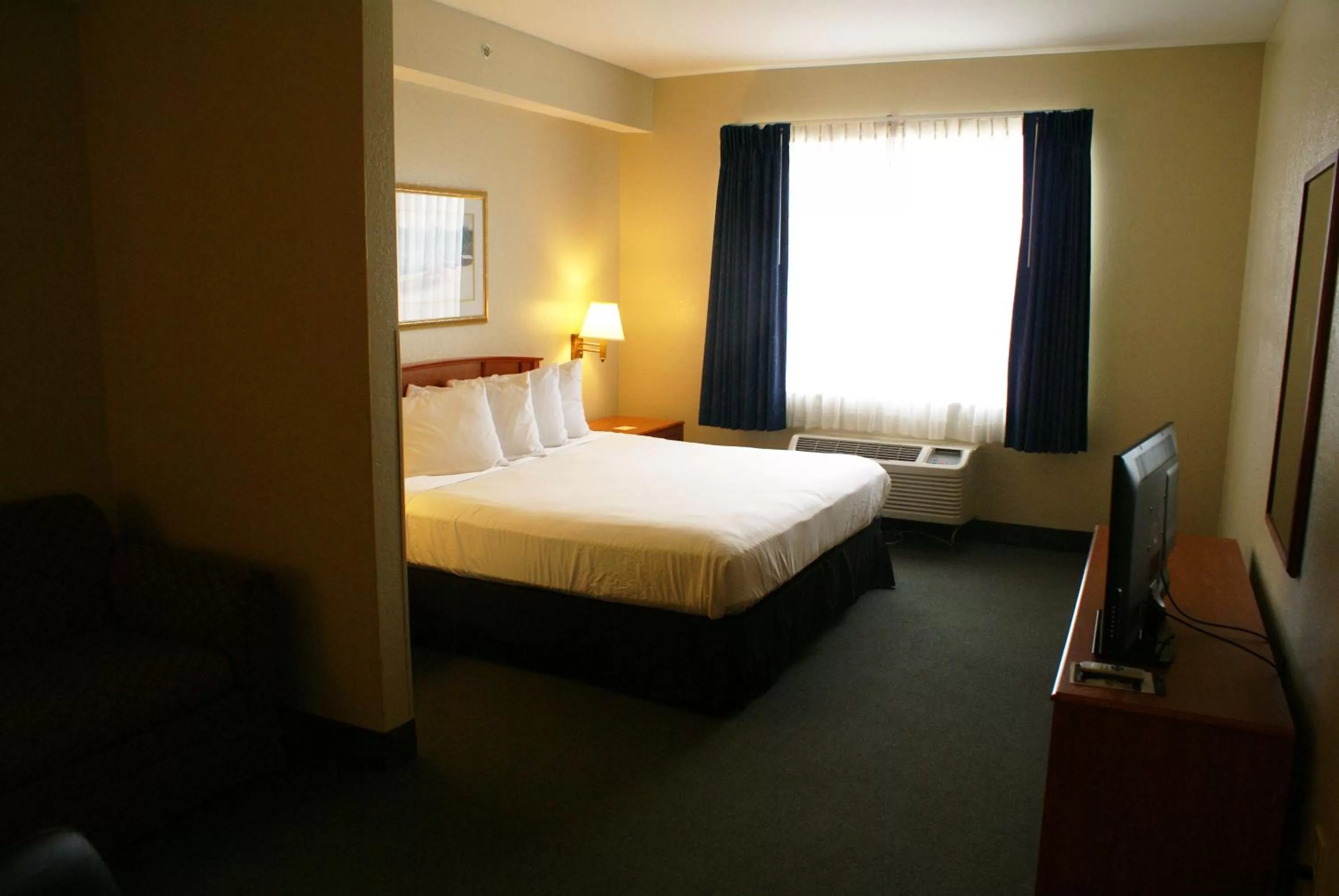 Bed in Country Inn & Suites by Radisson, Lansing, MI