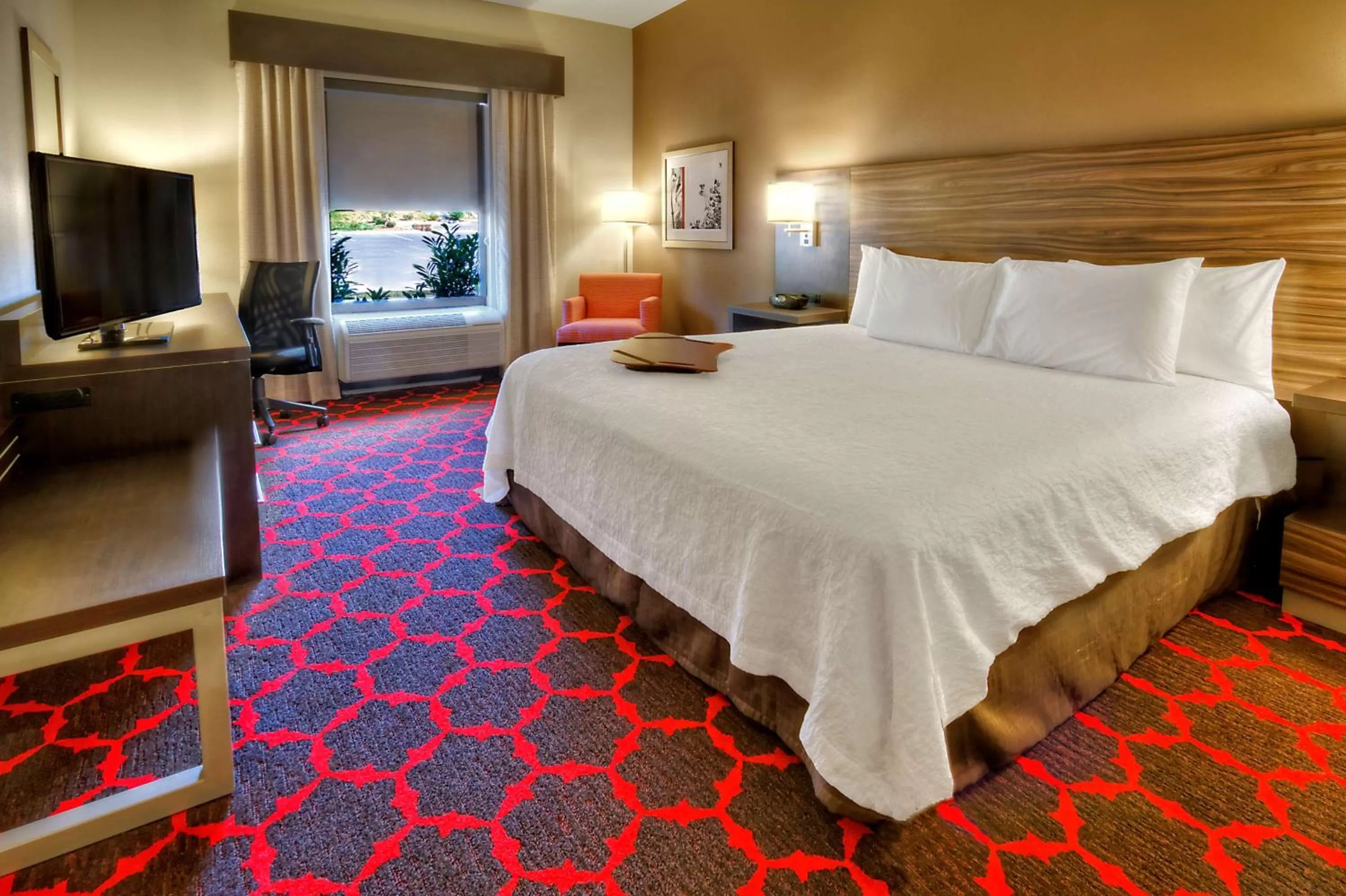 Bathroom, Bed in Hampton Inn Cookeville