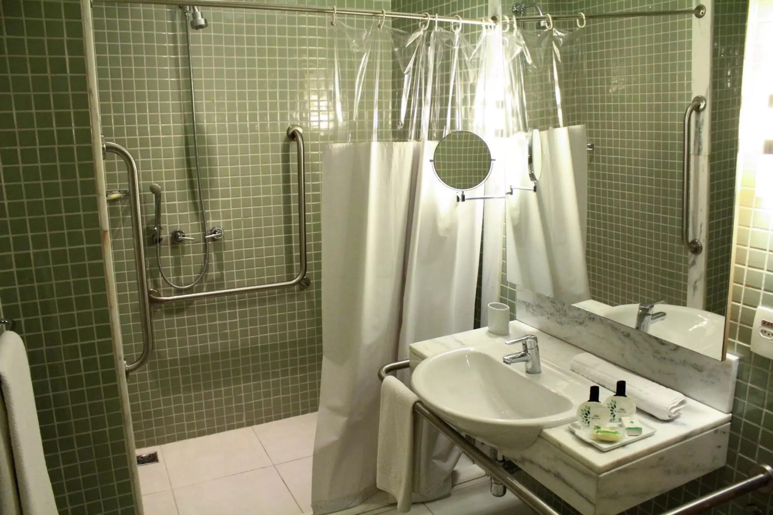 Twin Room - Disability Access in eSuites Savassi Toscanini Twin Room - Disability Access in eSuites Savassi Toscanini