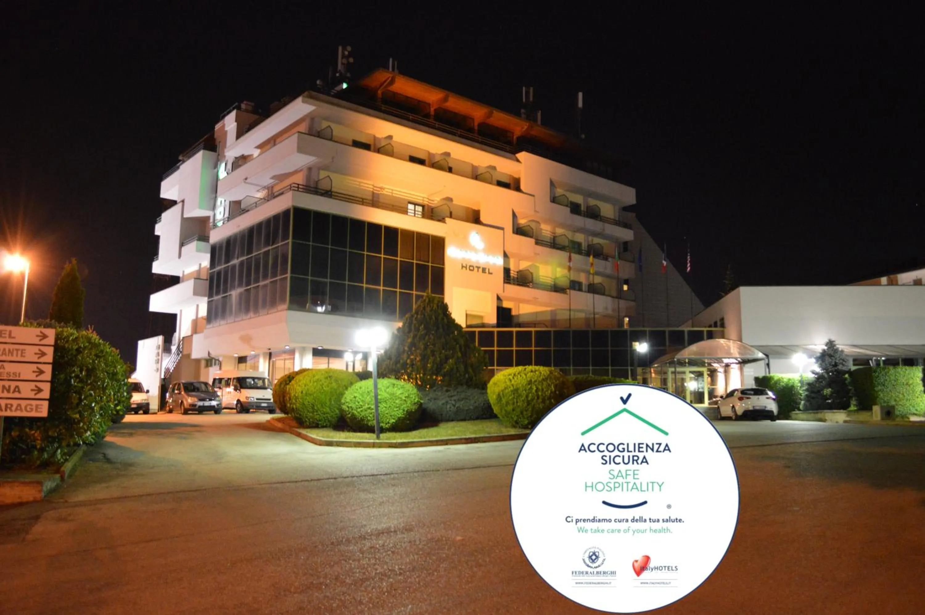 Facade/entrance in Canadian Hotel