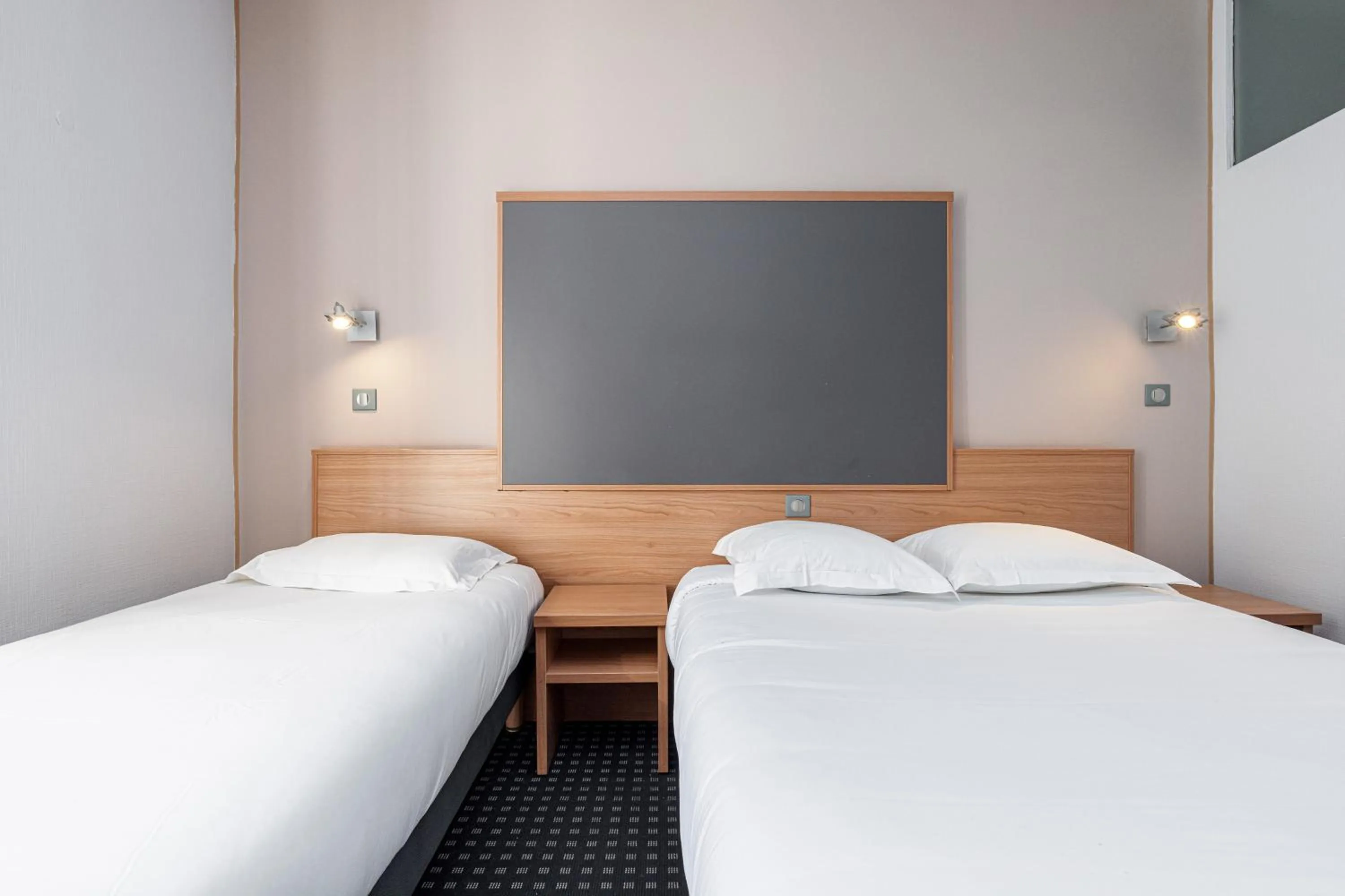 Photo of the whole room in Naomi Cannes