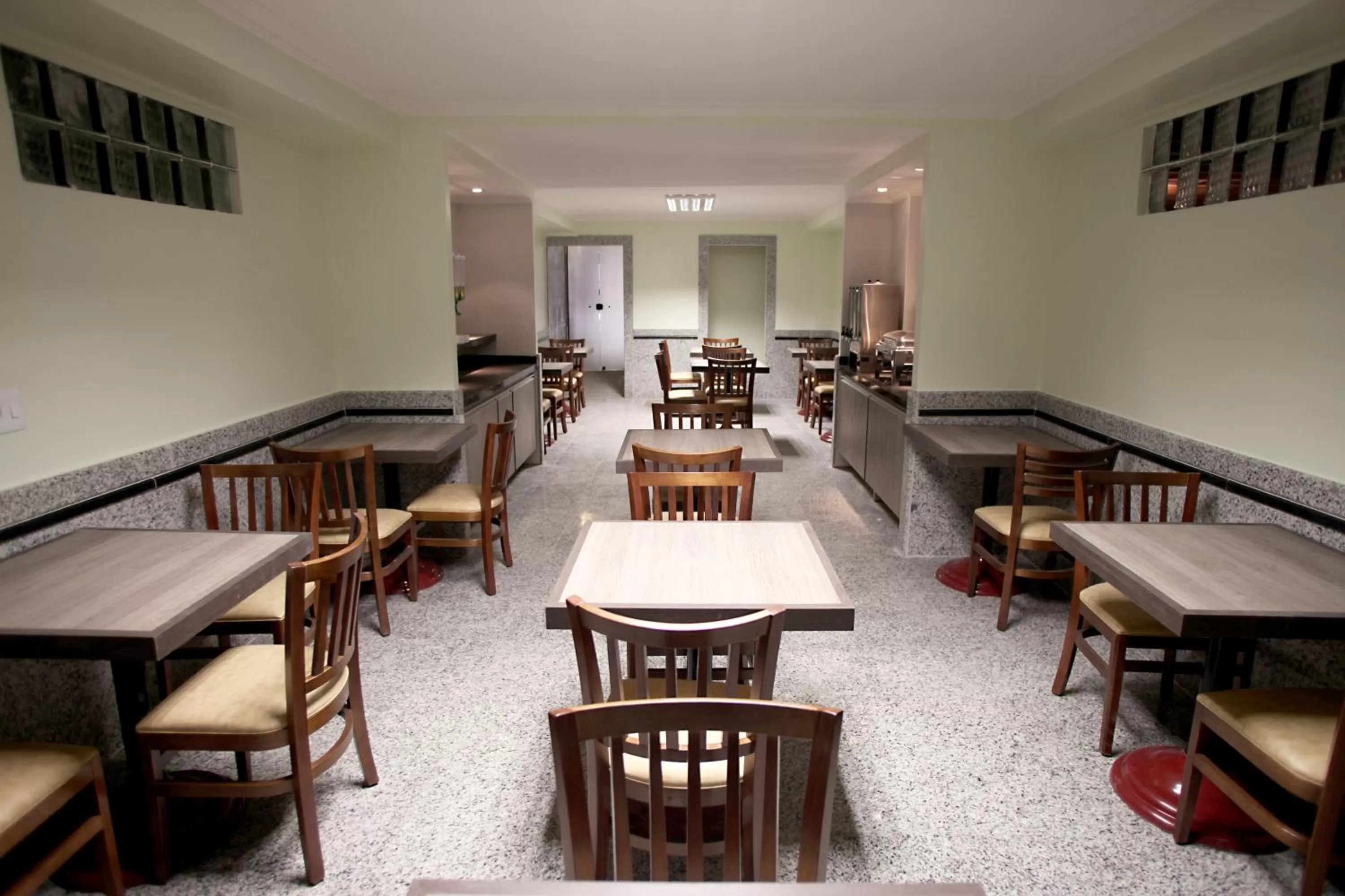 Restaurant/places to eat in Soneca Plaza Hotel