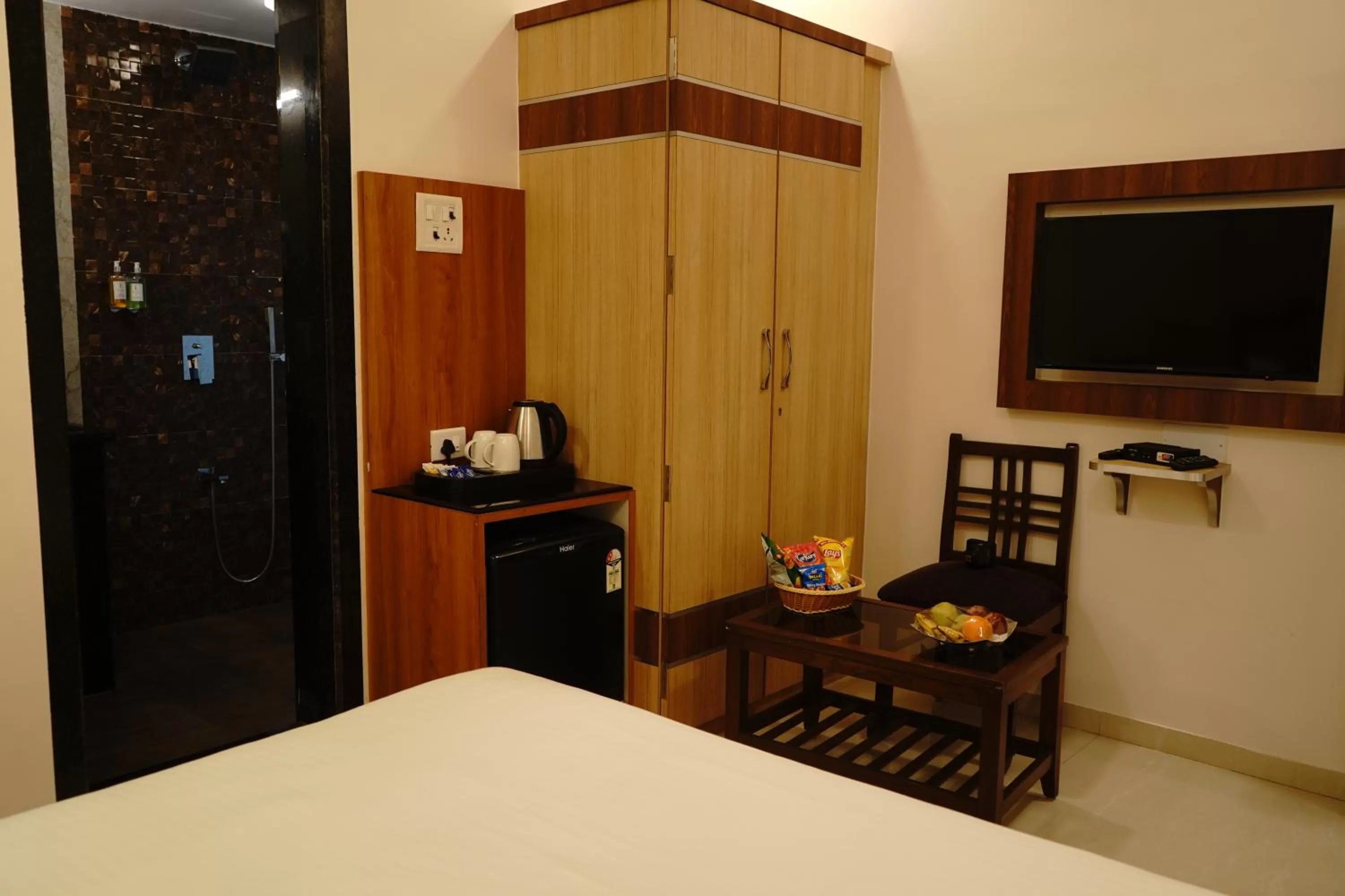 Communal lounge/ TV room, Bed in Jivanta Mahabaleshwar