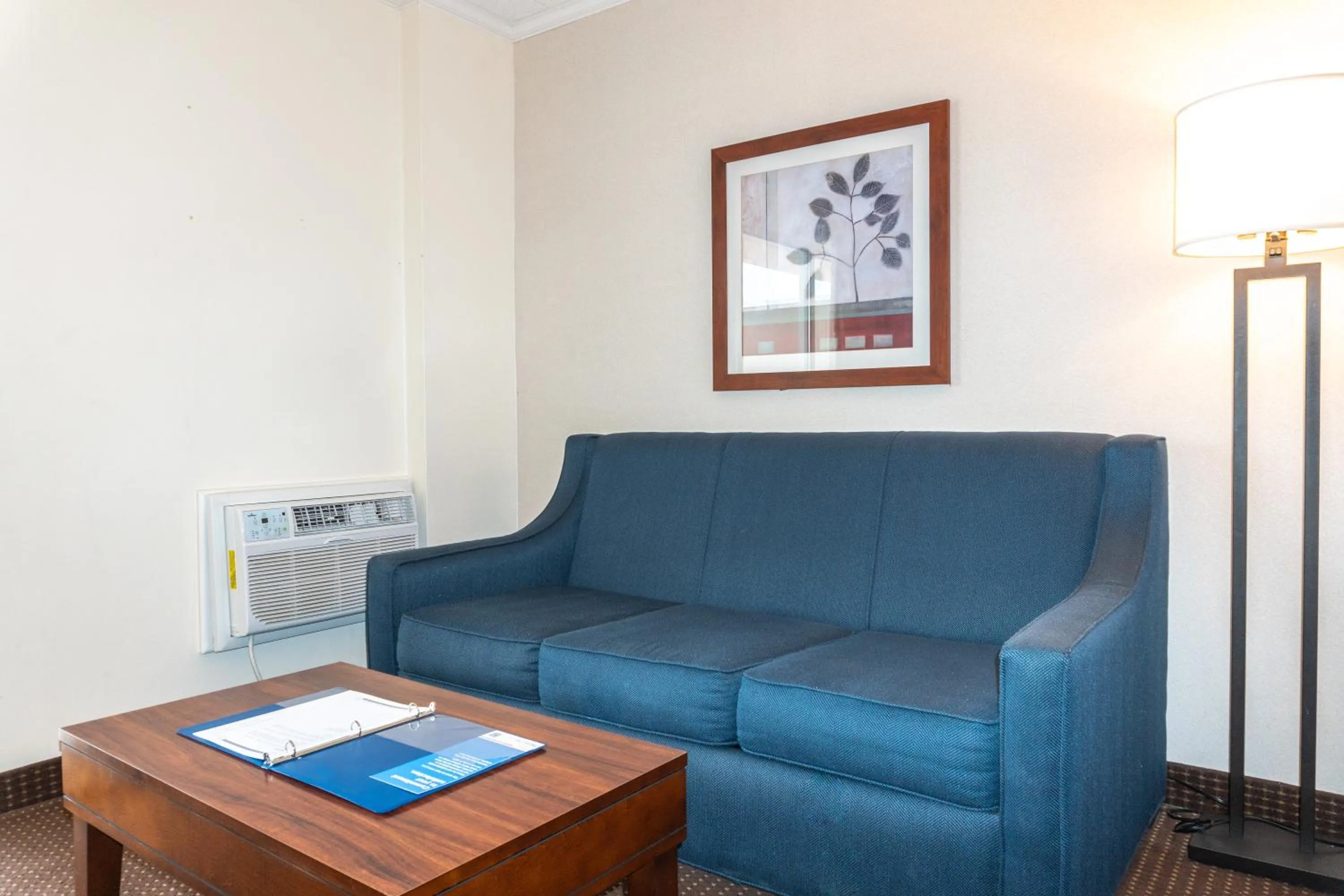 Seating area in Comfort Inn Ocean City Boardwalk