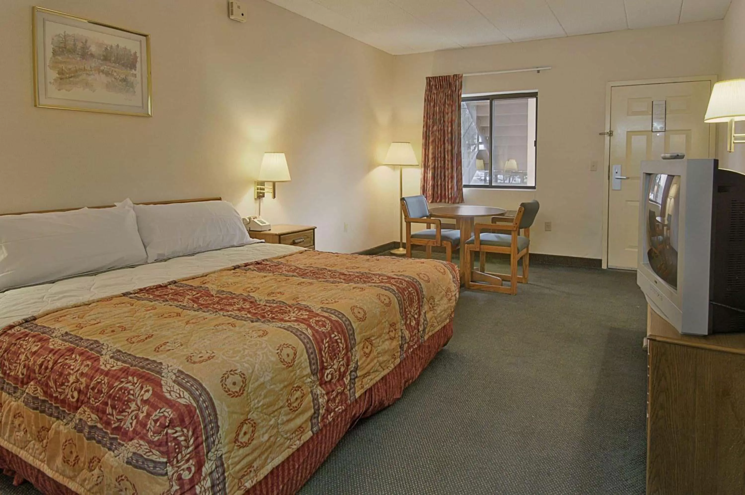 Photo of the whole room, Bed in Days Inn by Wyndham Morehead