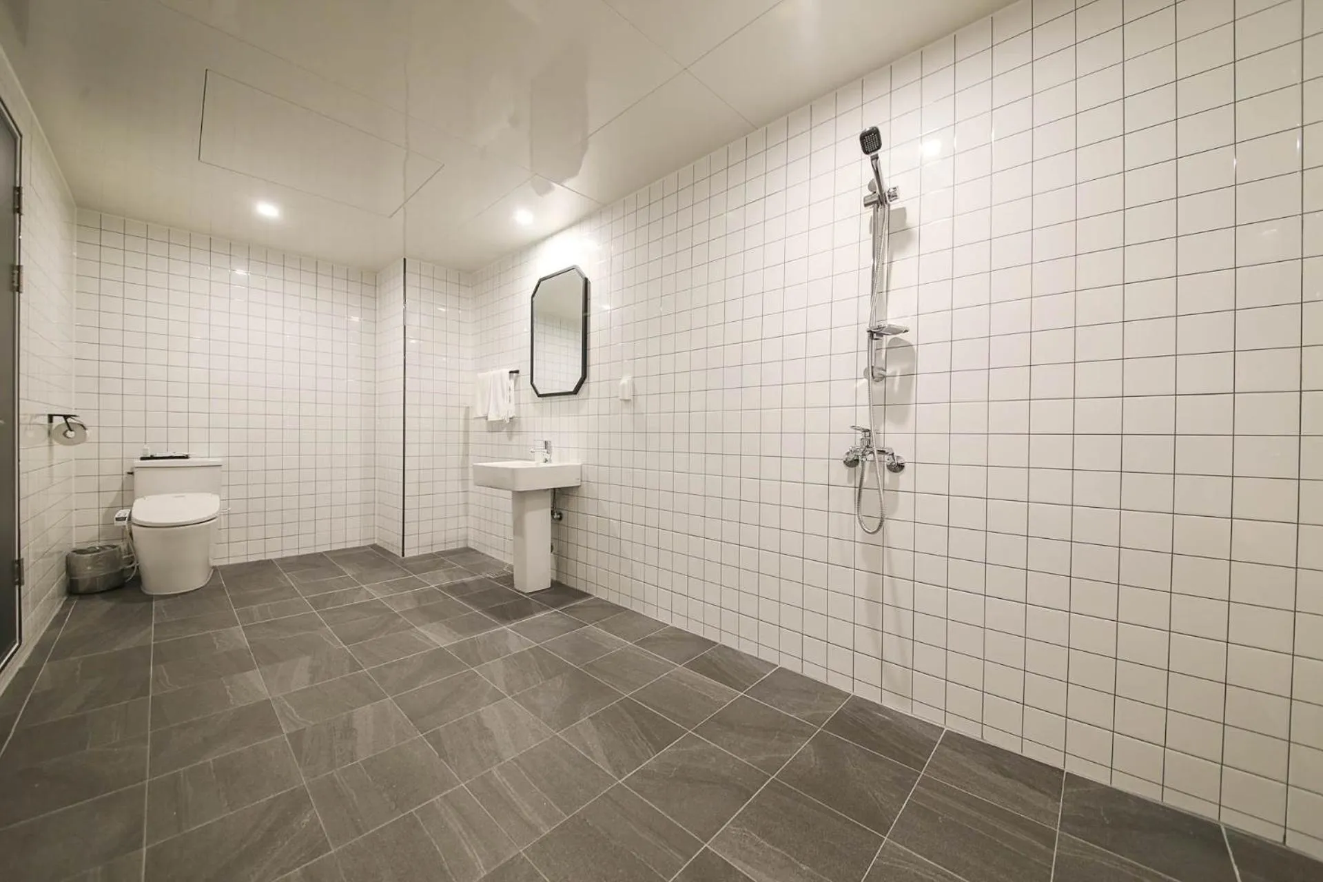 Bathroom in Benikea hotel