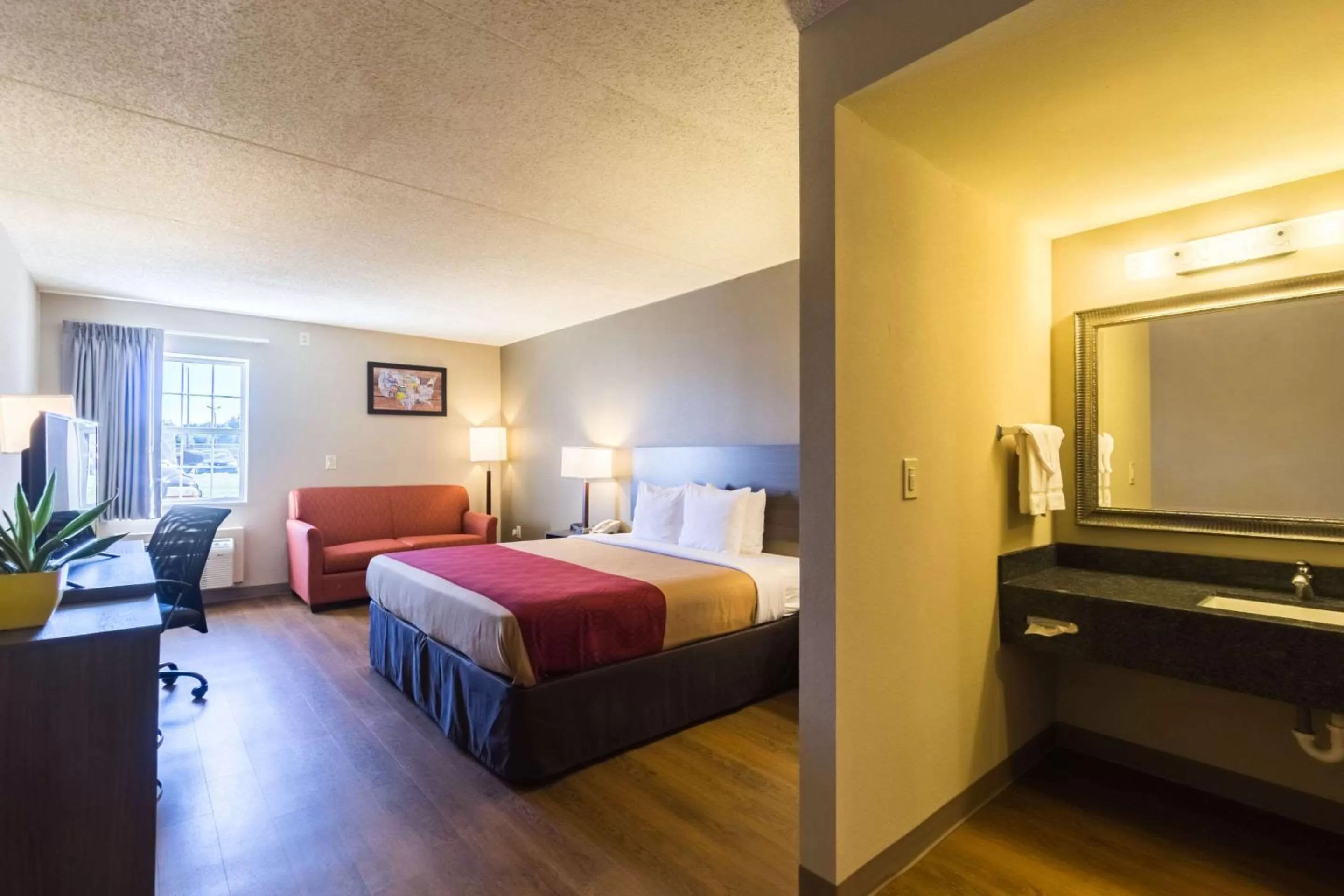 Photo of the whole room, Bed in Econo Lodge Harrisburg - Southwest of Hershey Area