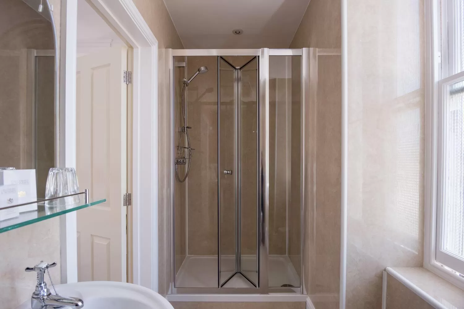 Bathroom in The Queens Hotel