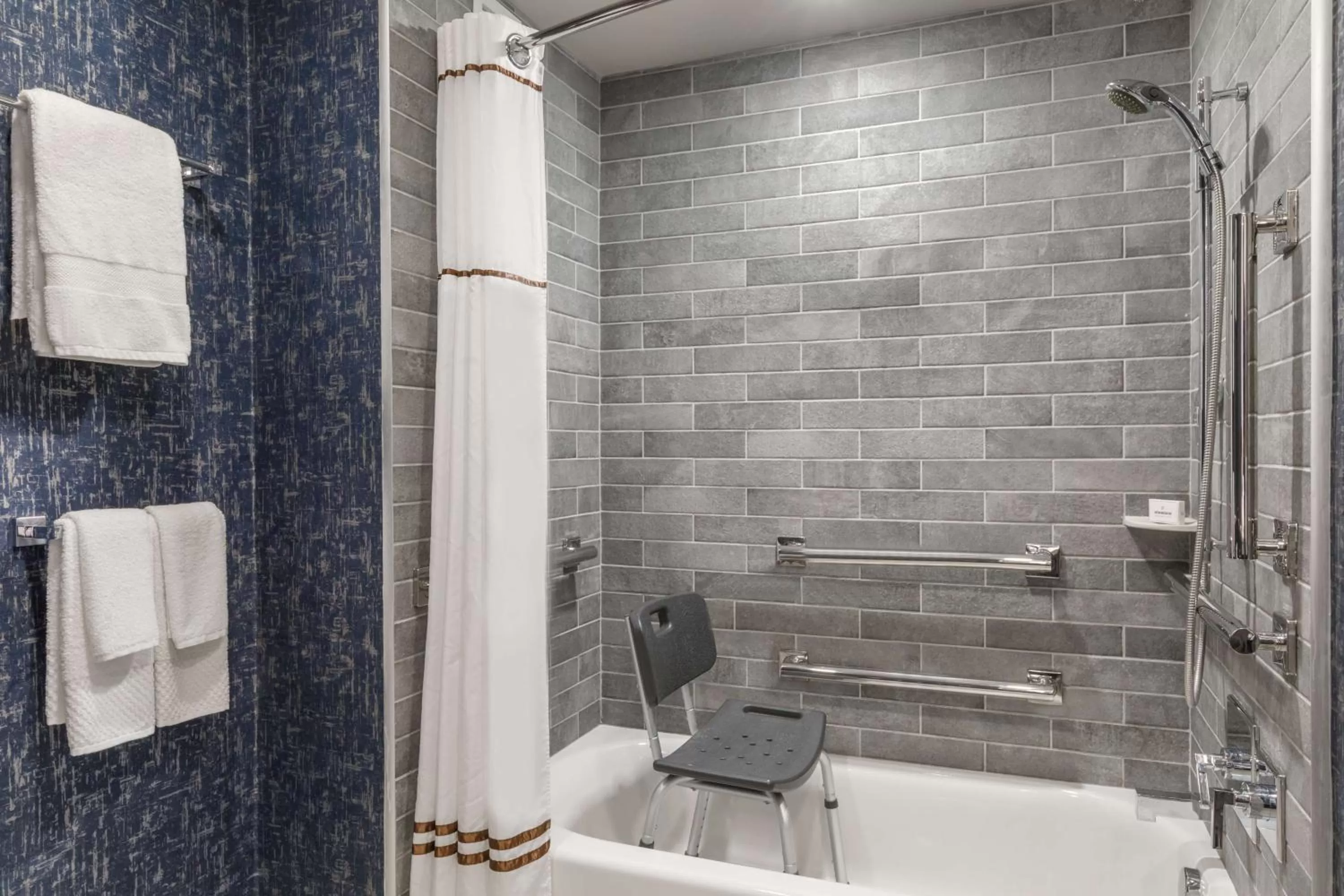 Toilet in Carte Hotel San Diego Downtown, Curio Collection By Hilton