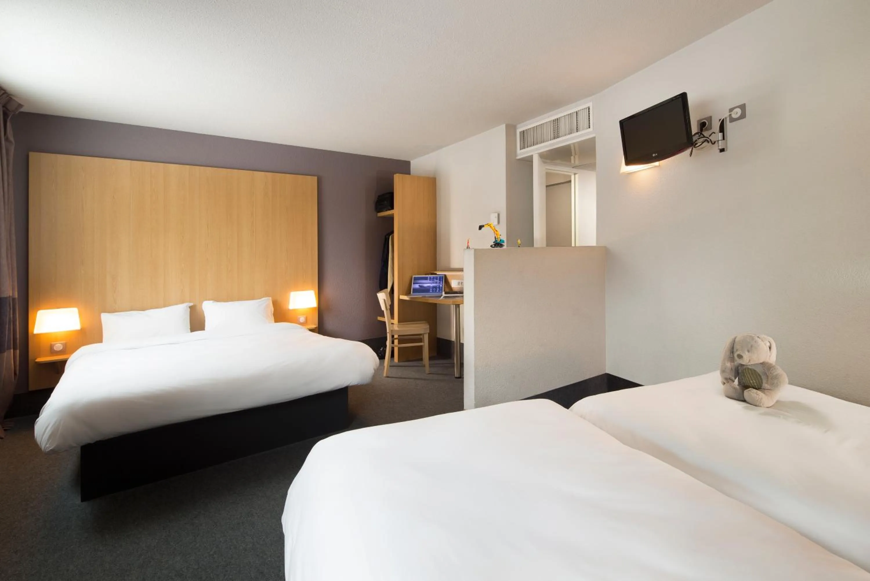 Photo of the whole room, Bed in B&B HOTEL Castres Centre Gambetta