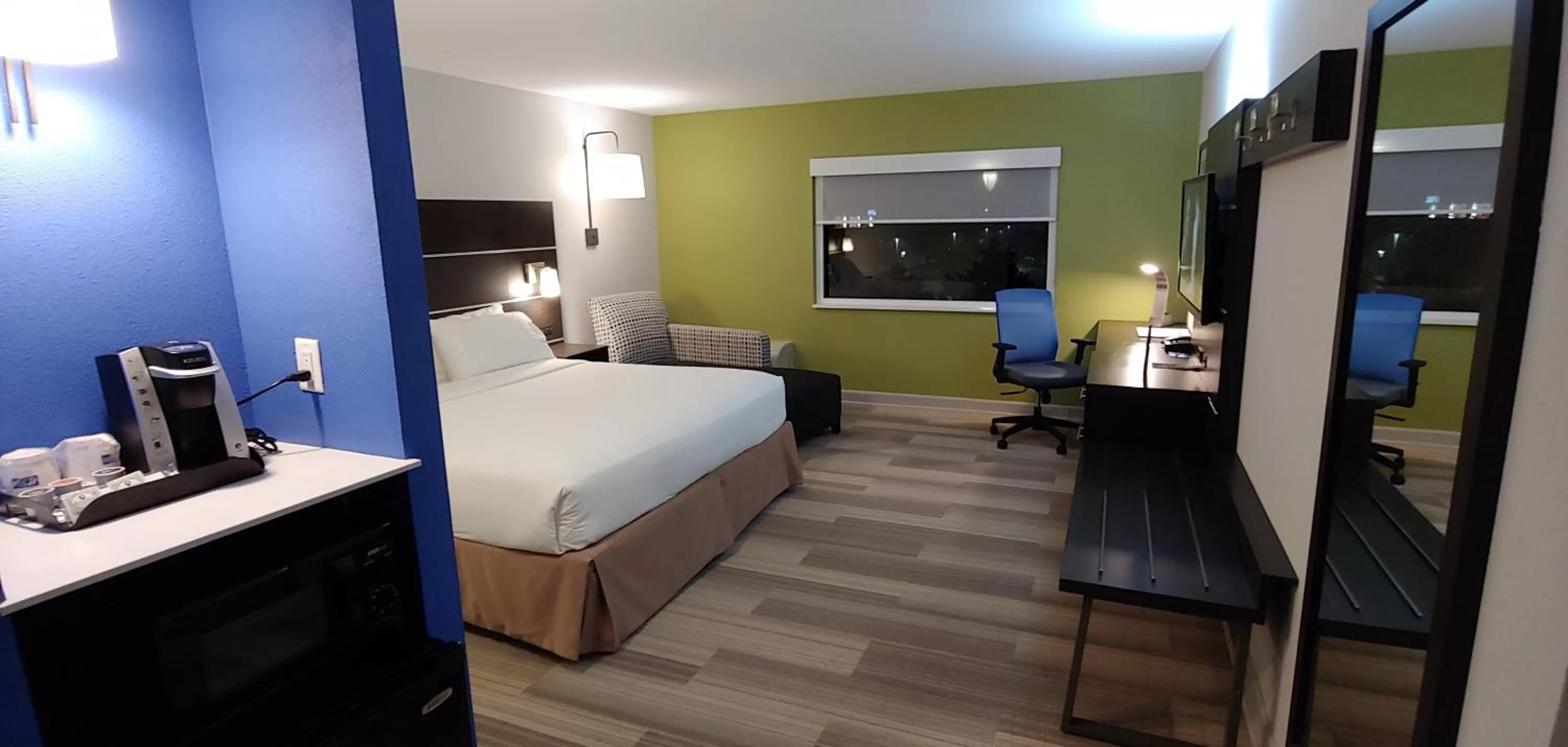 Photo of the whole room, Bed in Holiday Inn Express Schaumburg-Rolling Meadows by IHG