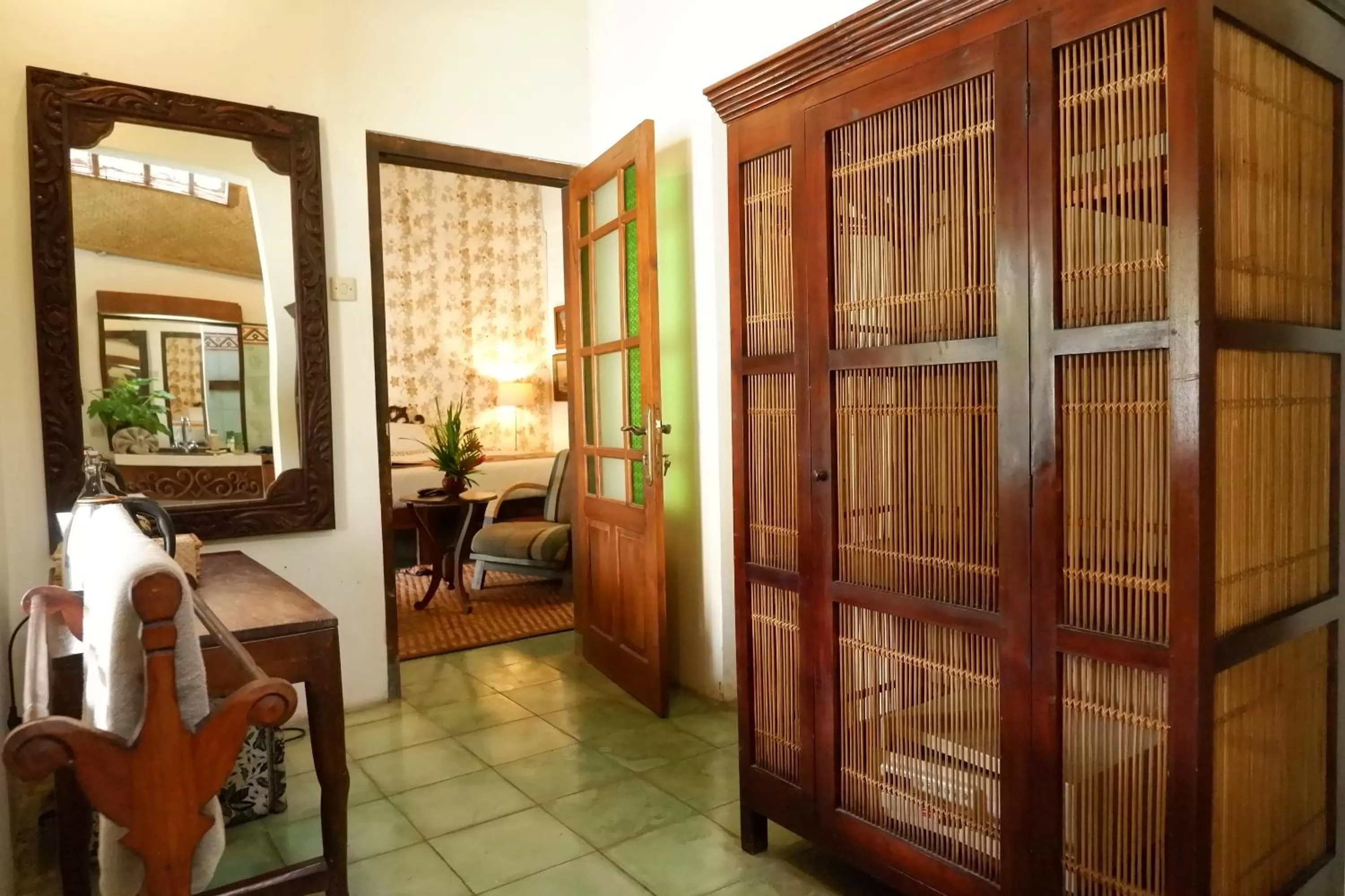 wardrobe in D'omah Yogya Hotel