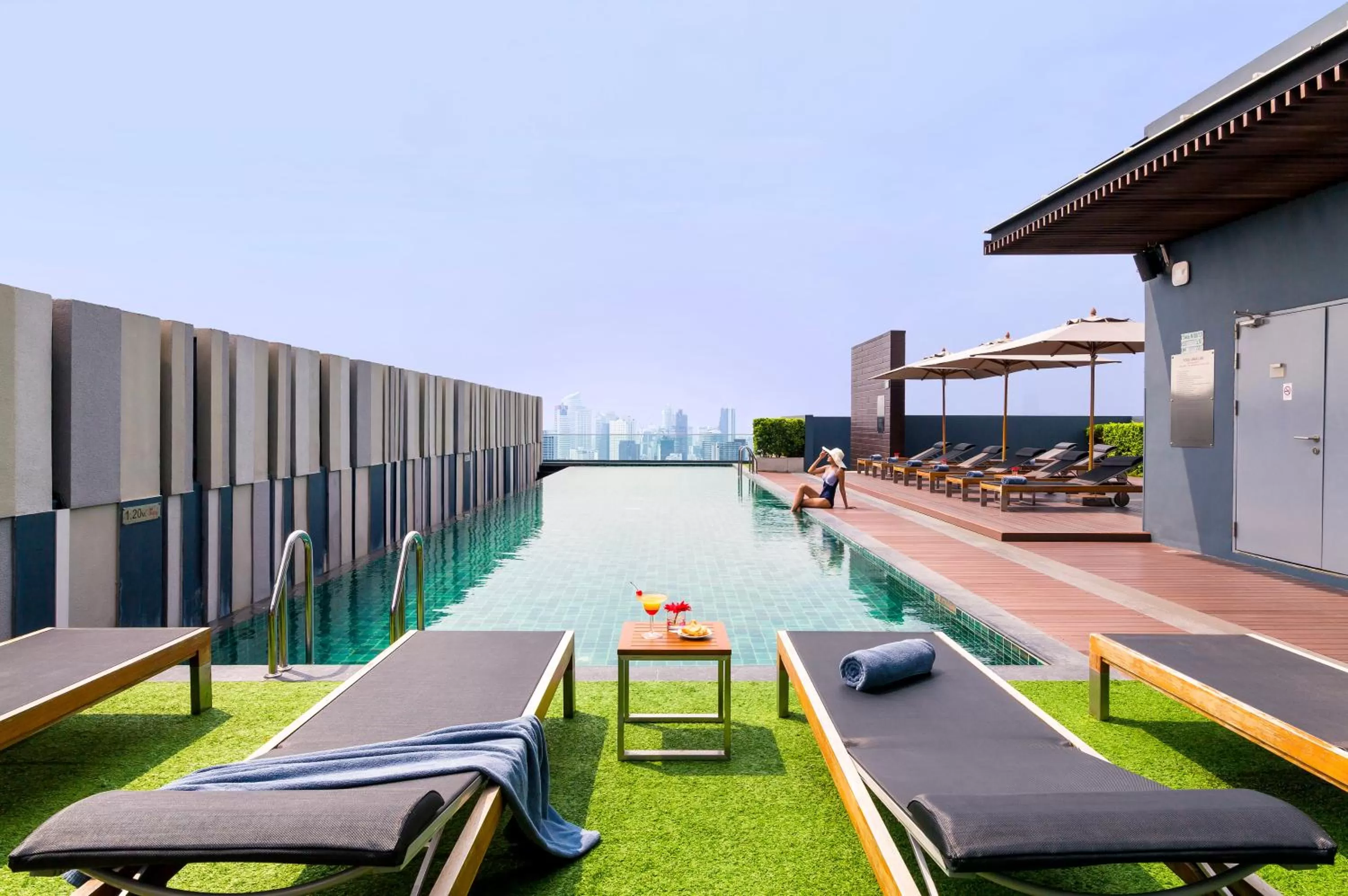 Swimming pool in Mercure Bangkok Siam