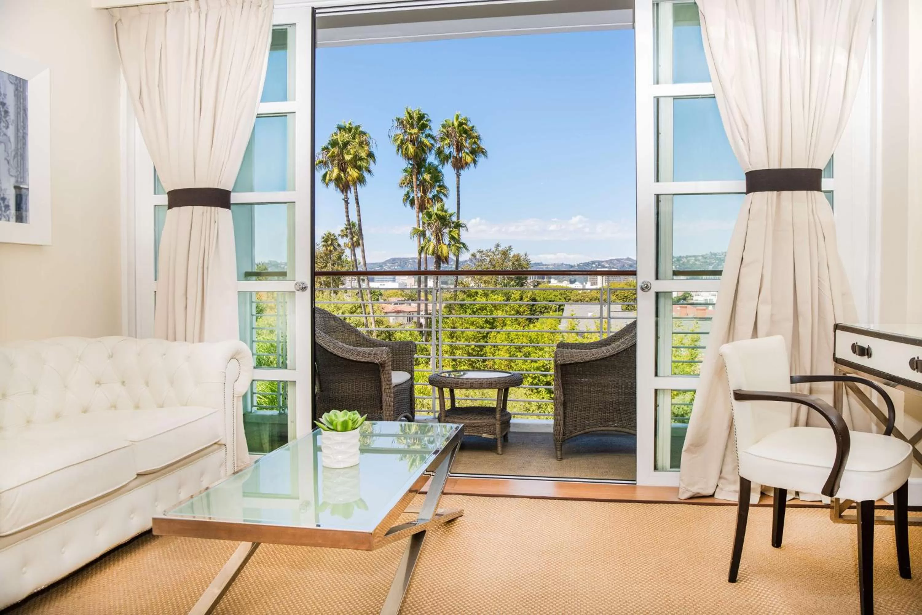 Deluxe King Room with Beverly Hills View in Cameo Beverly Hills