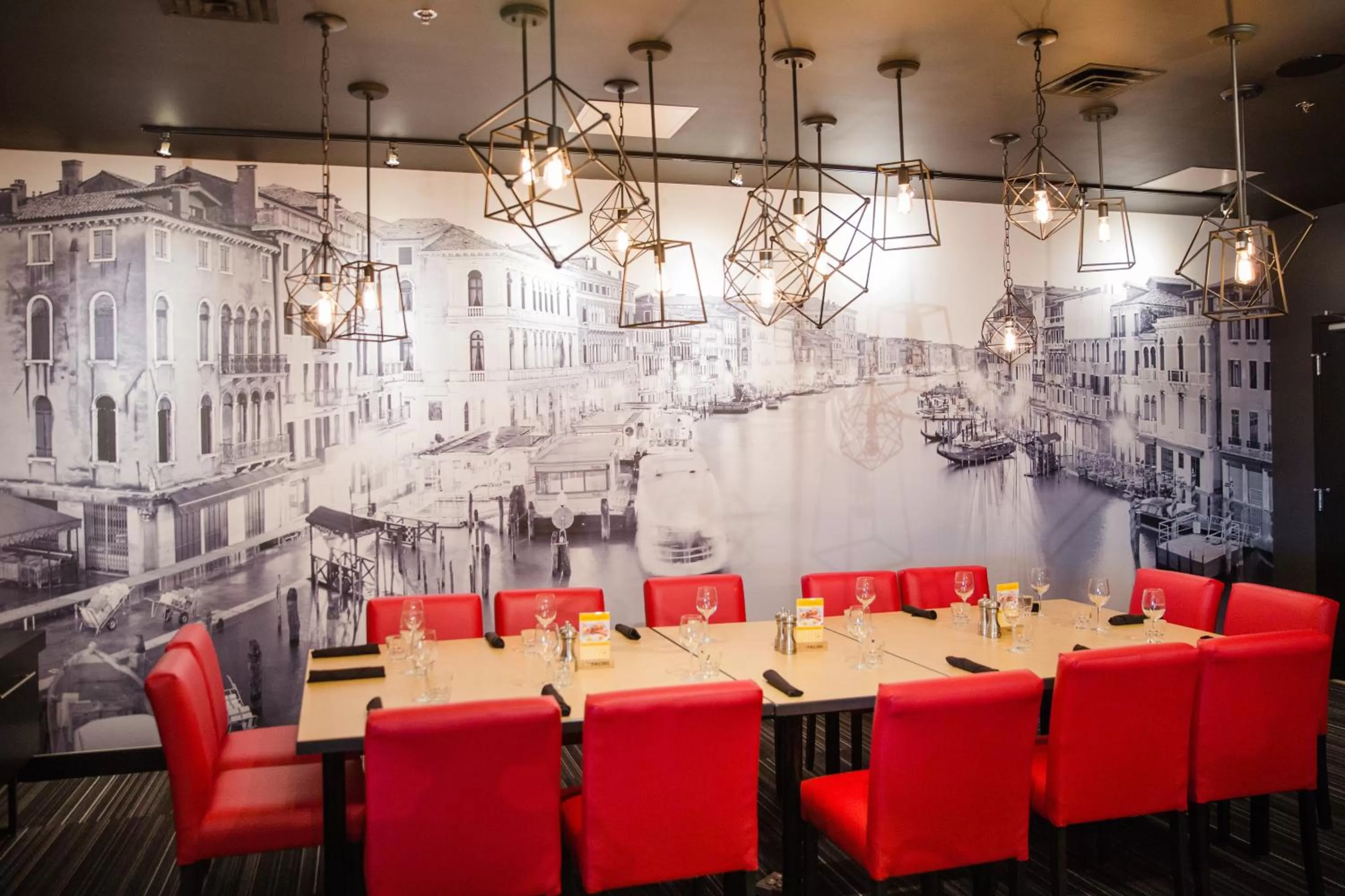 Restaurant/places to eat in Holiday Inn Hotel & Suites Calgary South - Conference Ctr by IHG