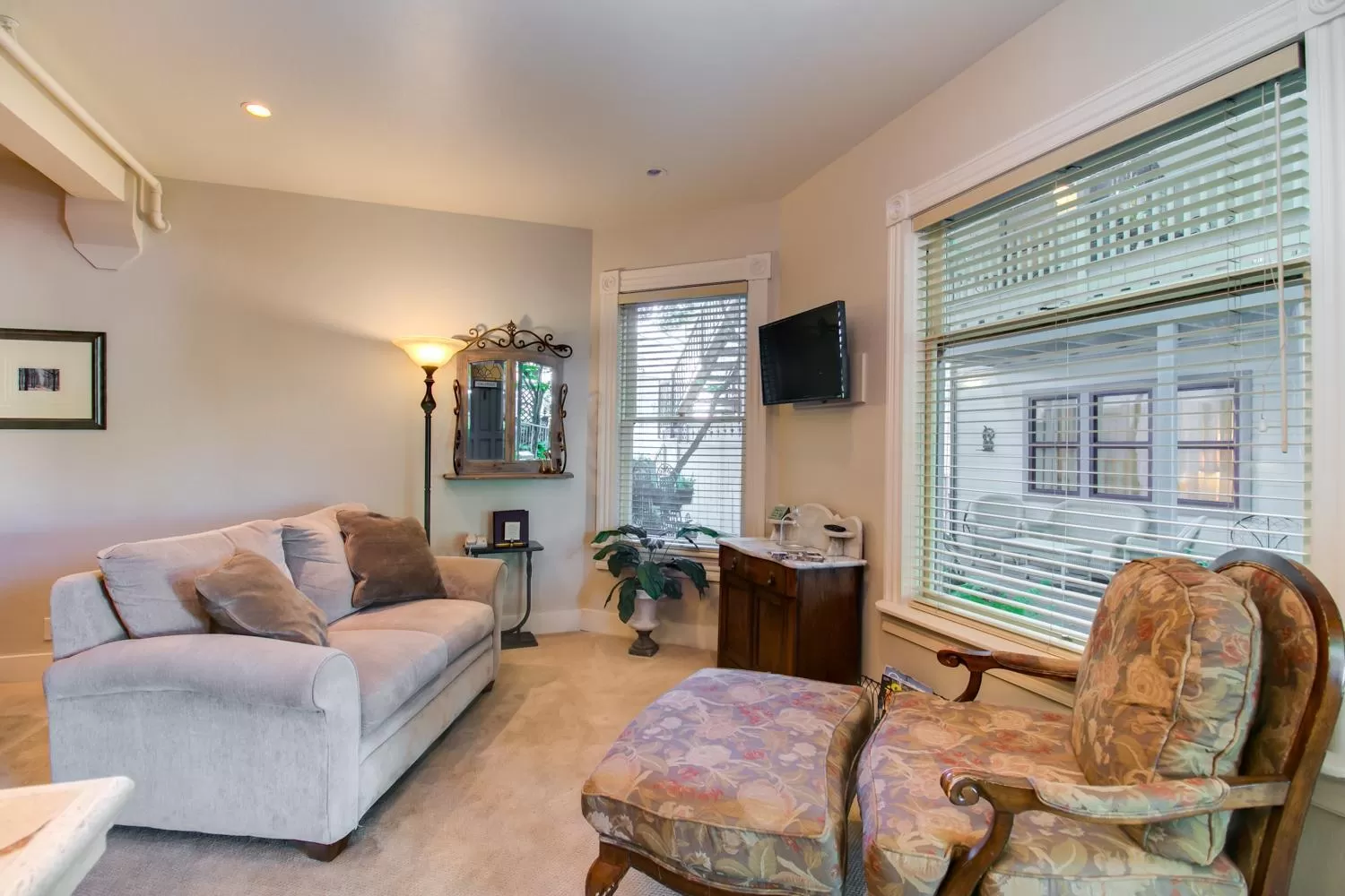 Living room in Winchester Inn