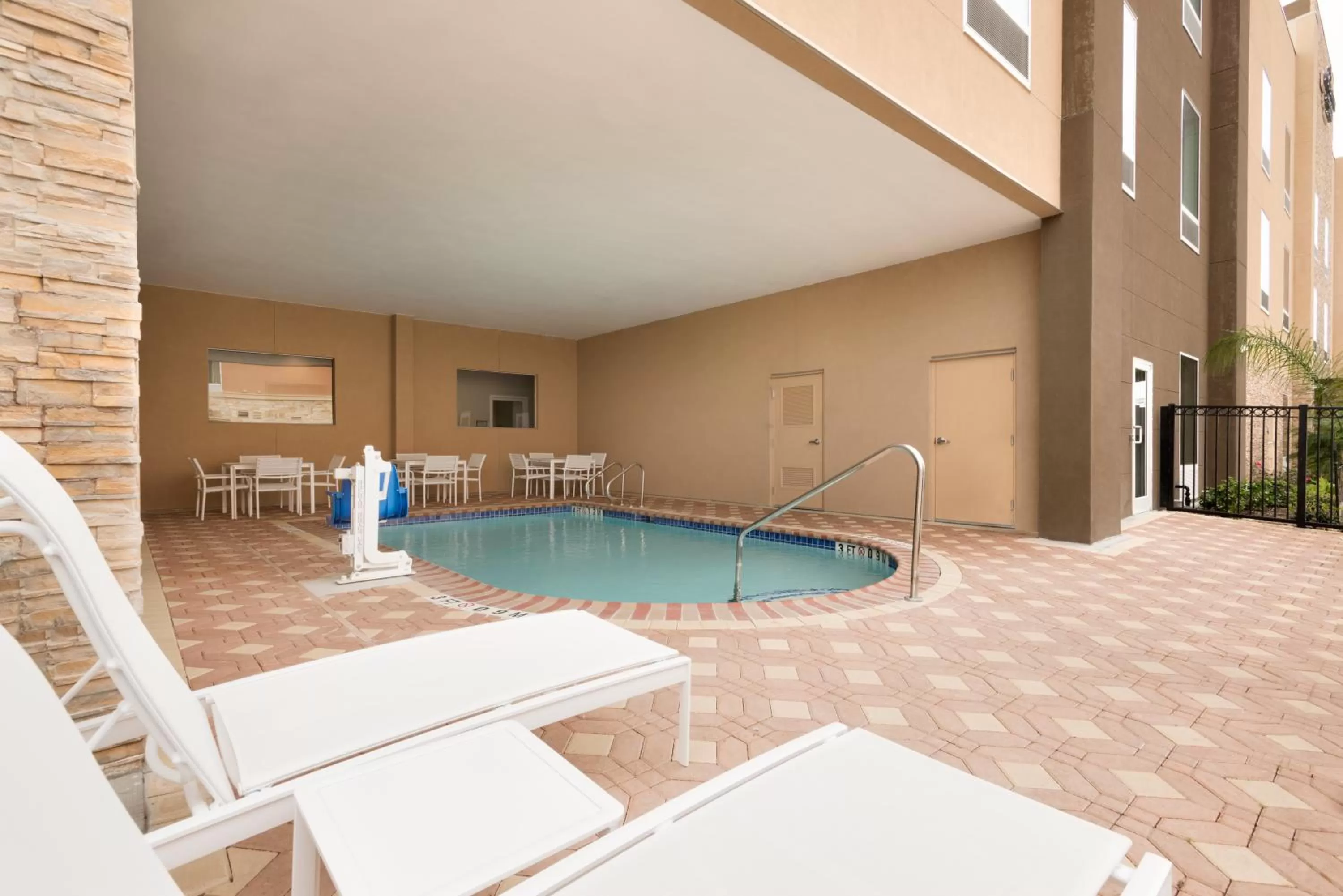 Swimming pool in Country Inn & Suites by Radisson, Katy Houston West , TX