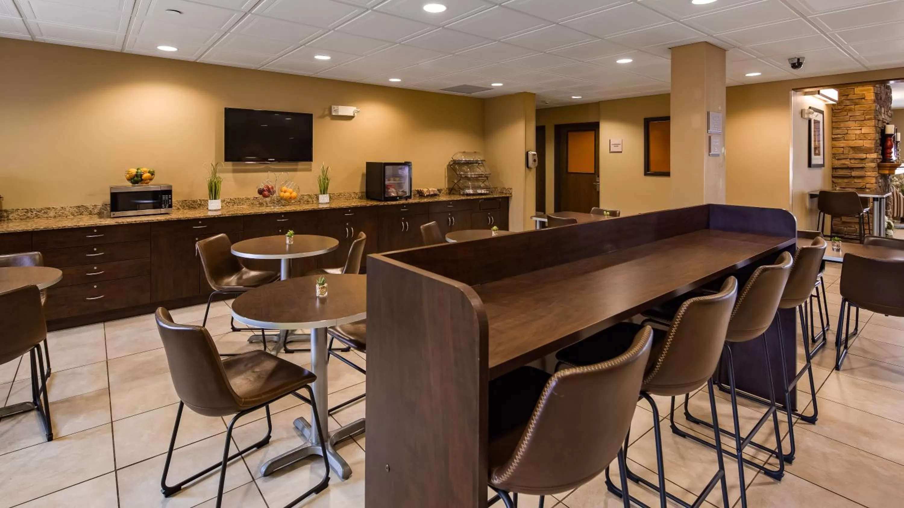 TV and multimedia in SureStay Plus Hotel by Best Western Buckhannon