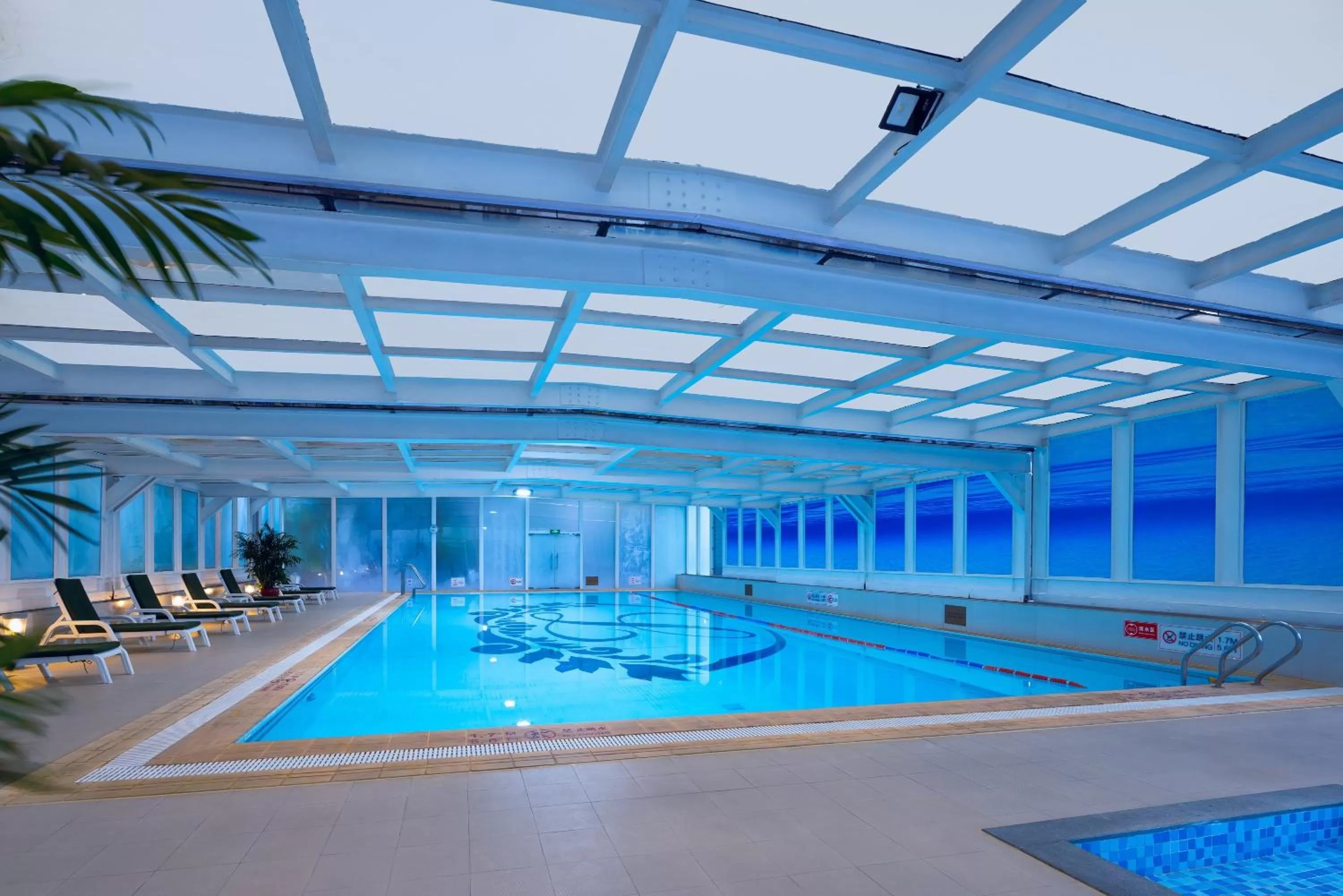 Swimming pool in Crowne Plaza Hotel & Suites Landmark Shenzhen by IHG