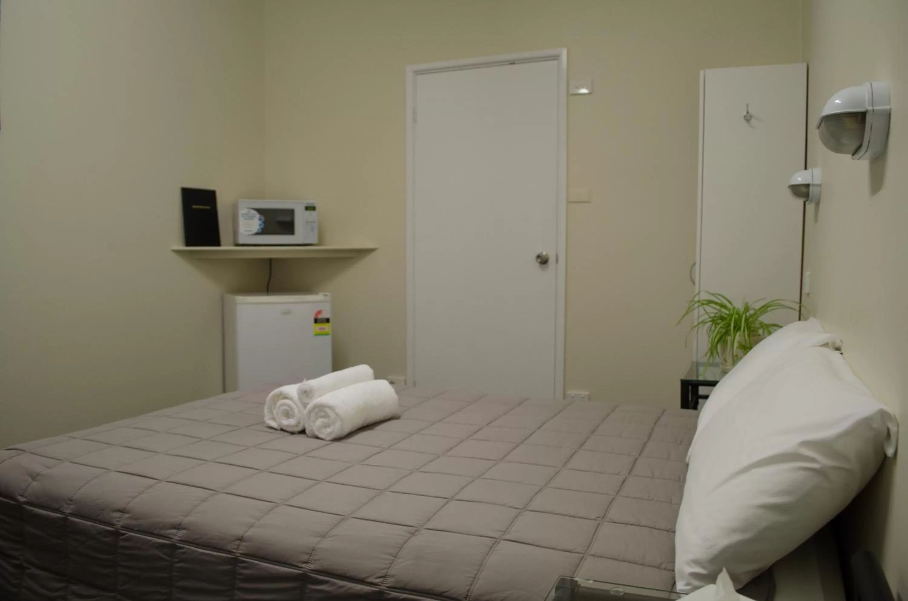 Shower, Bed in Fairway Lodge Motel