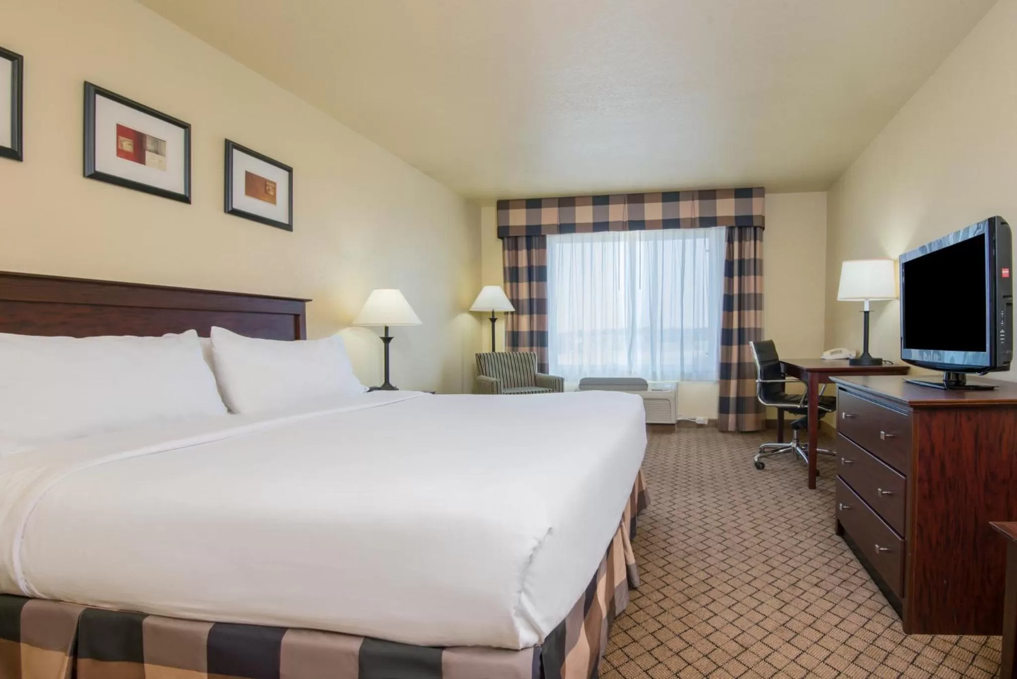 Photo of the whole room, Bed in Holiday Inn Express Hotel & Suites El Dorado by IHG