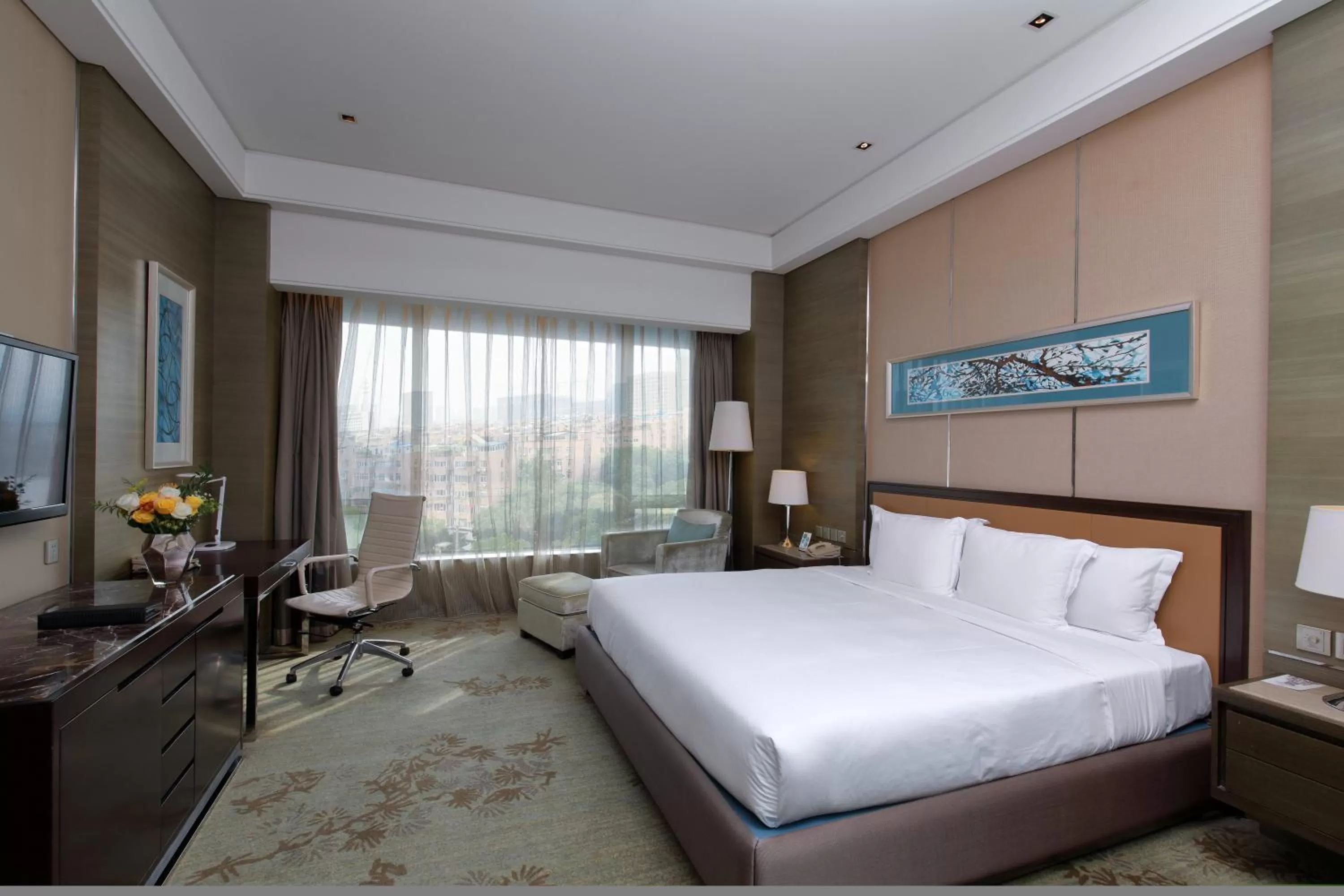 Photo of the whole room, Bed in Crowne Plaza Nanjing Jiangning by IHG