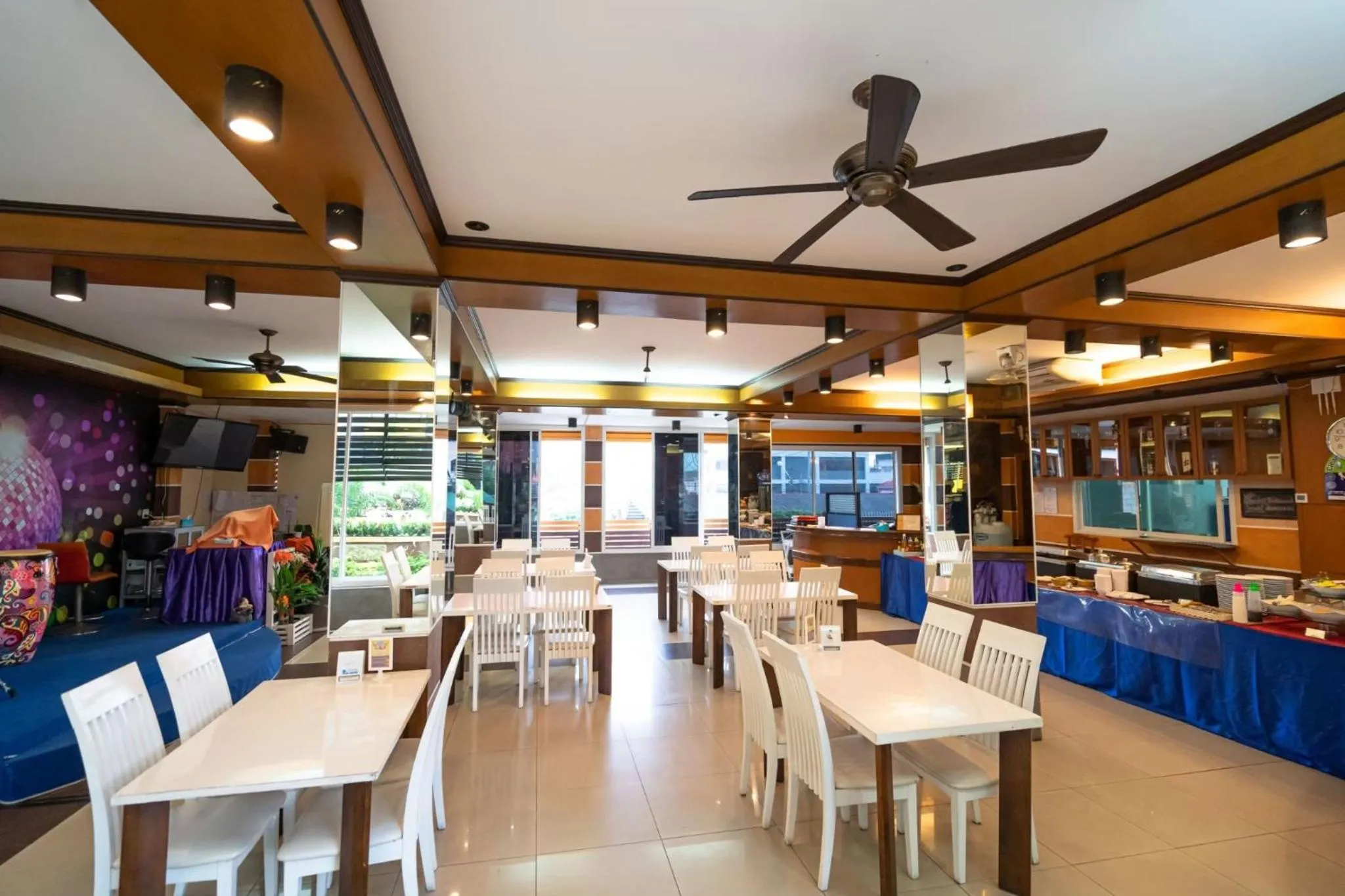Restaurant/places to eat in SB Living Place Hotel Phuket Town