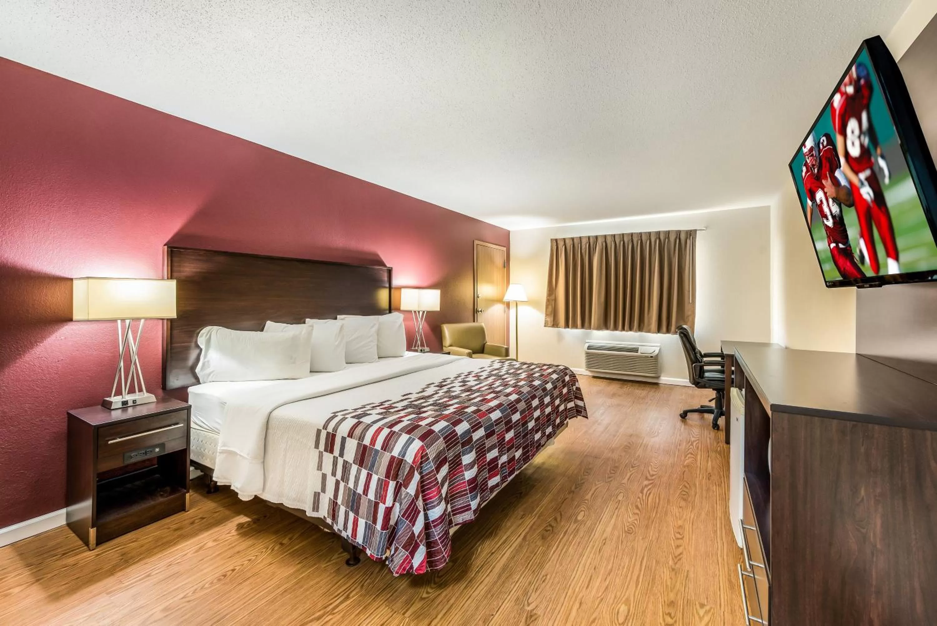 Photo of the whole room, Bed in Red Roof Inn & Suites Wapakoneta