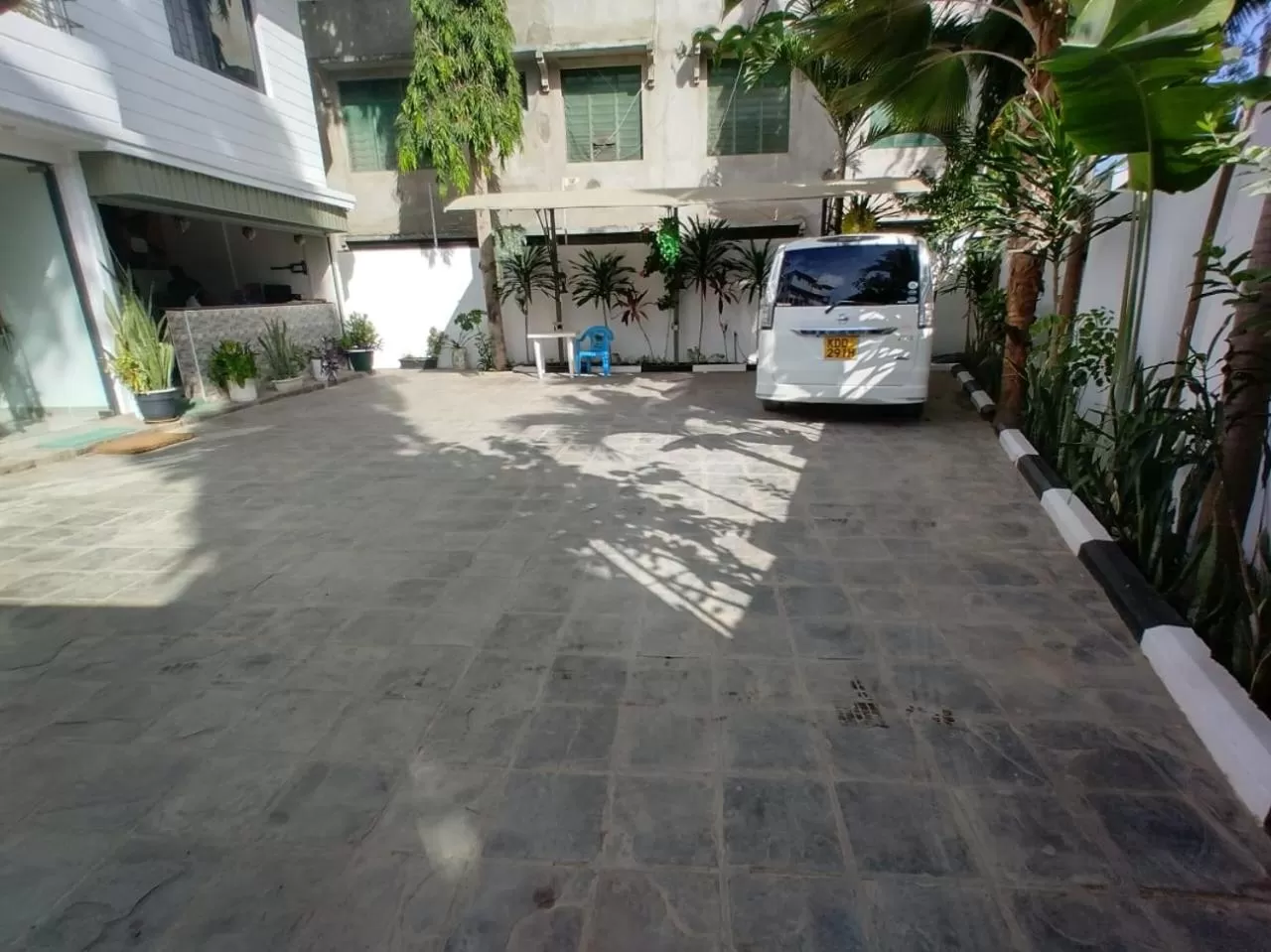 Parking in 6 Park Retreat