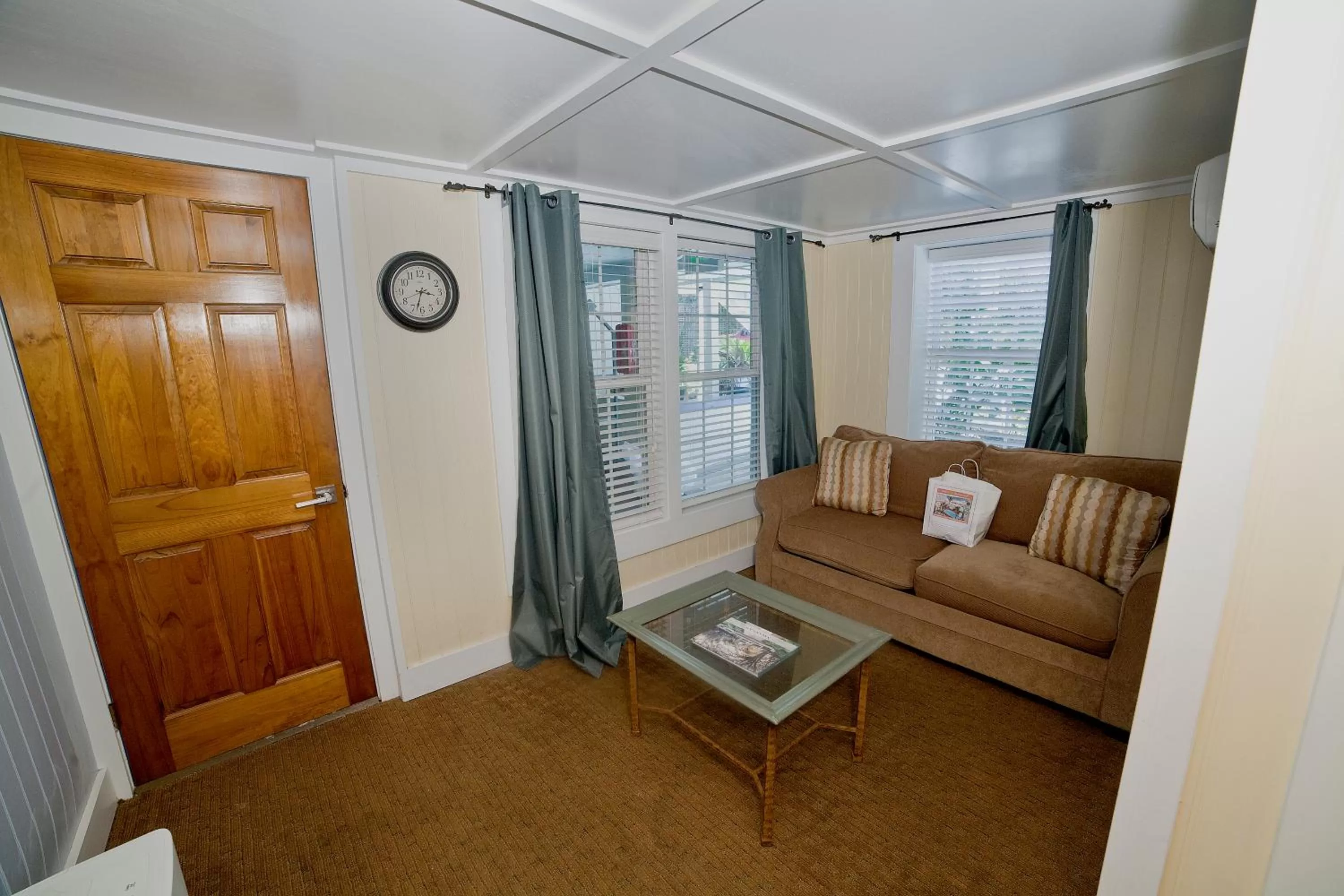 Seating Area in Georgianne Inn & Suites check in 212 Bulter Ave