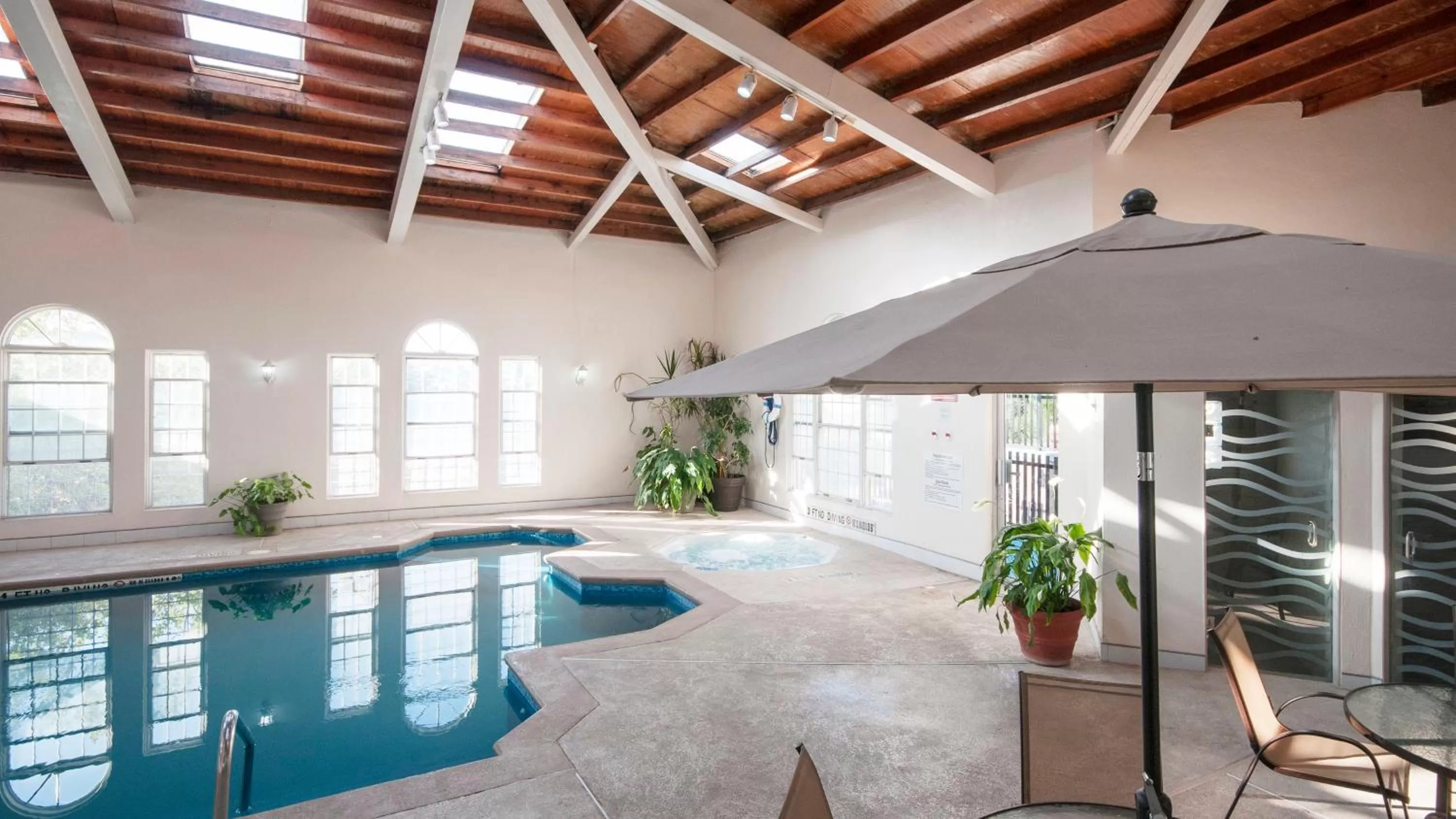 Swimming pool in Holiday Inn & Suites Chihuahua Expo by IHG