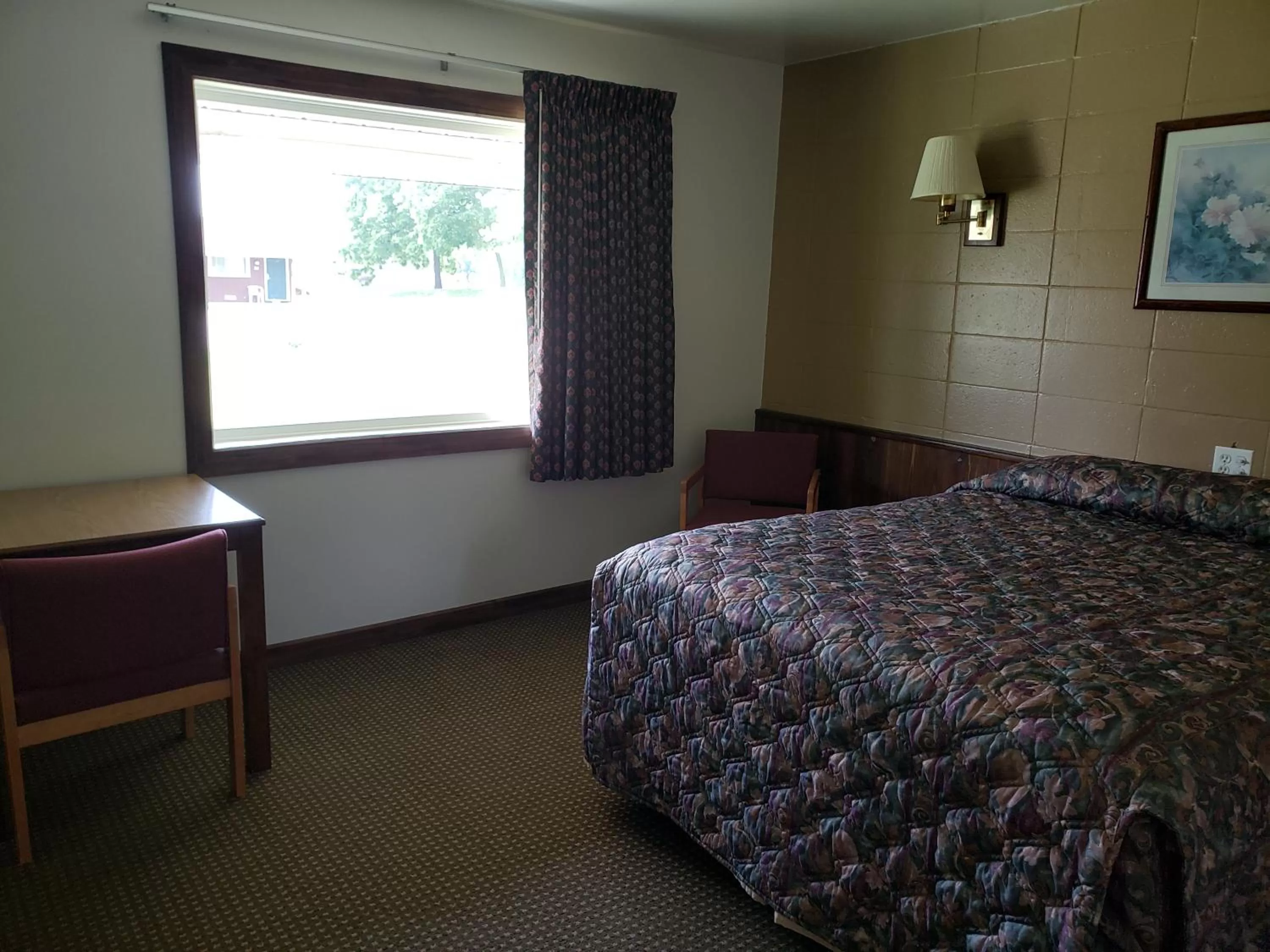 Bedroom, Bed in Spinning Wheel Motel