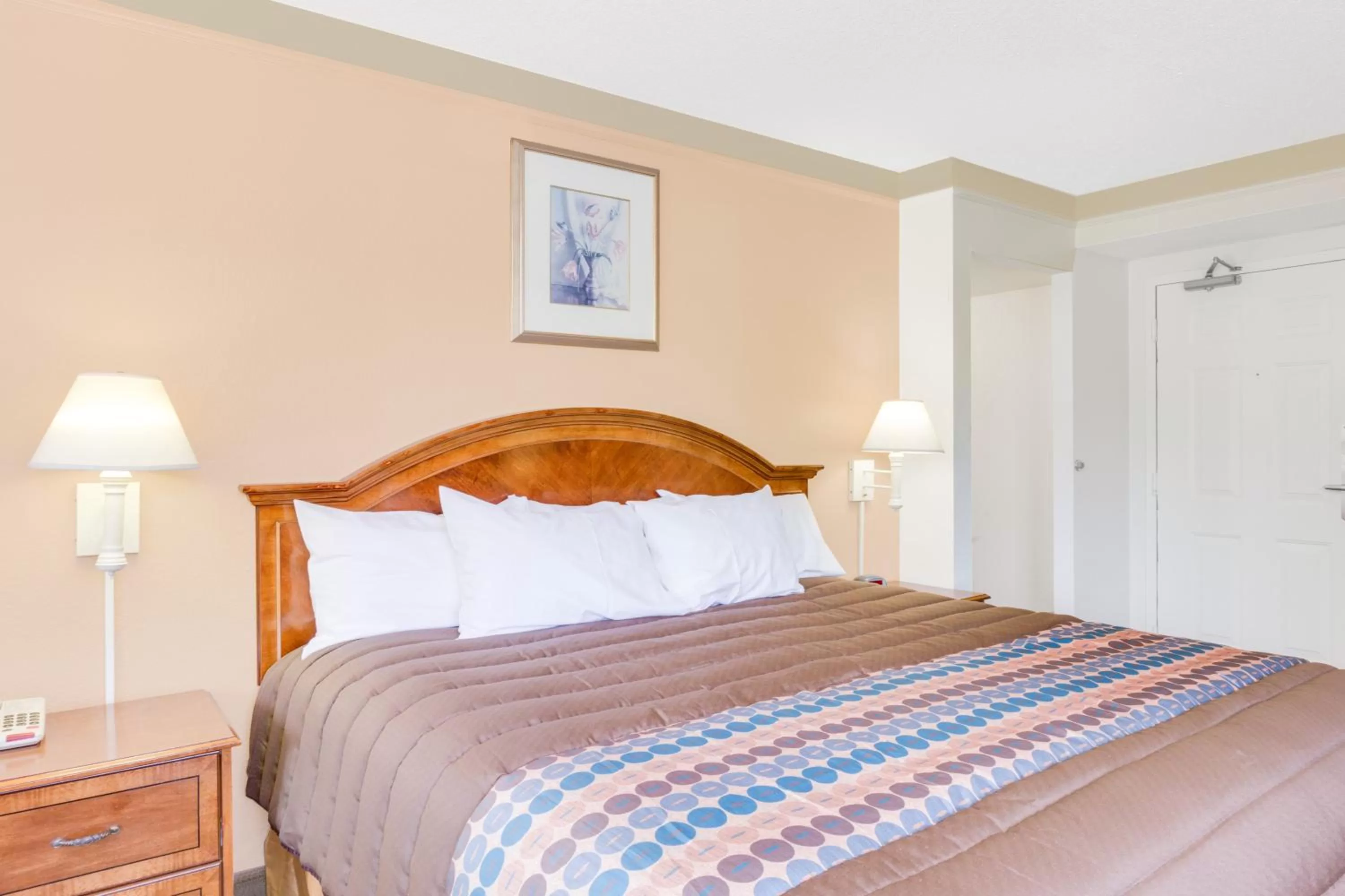 One-Bedroom King Suite - Non-Smoking in Days Inn by Wyndham Birmingham/West