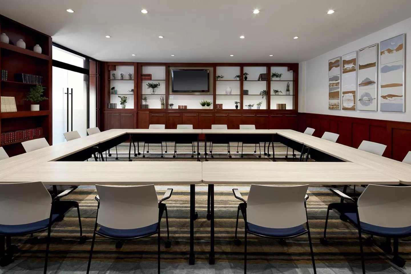 Business facilities in Holiday Inn & Suites Montreal Airport by IHG