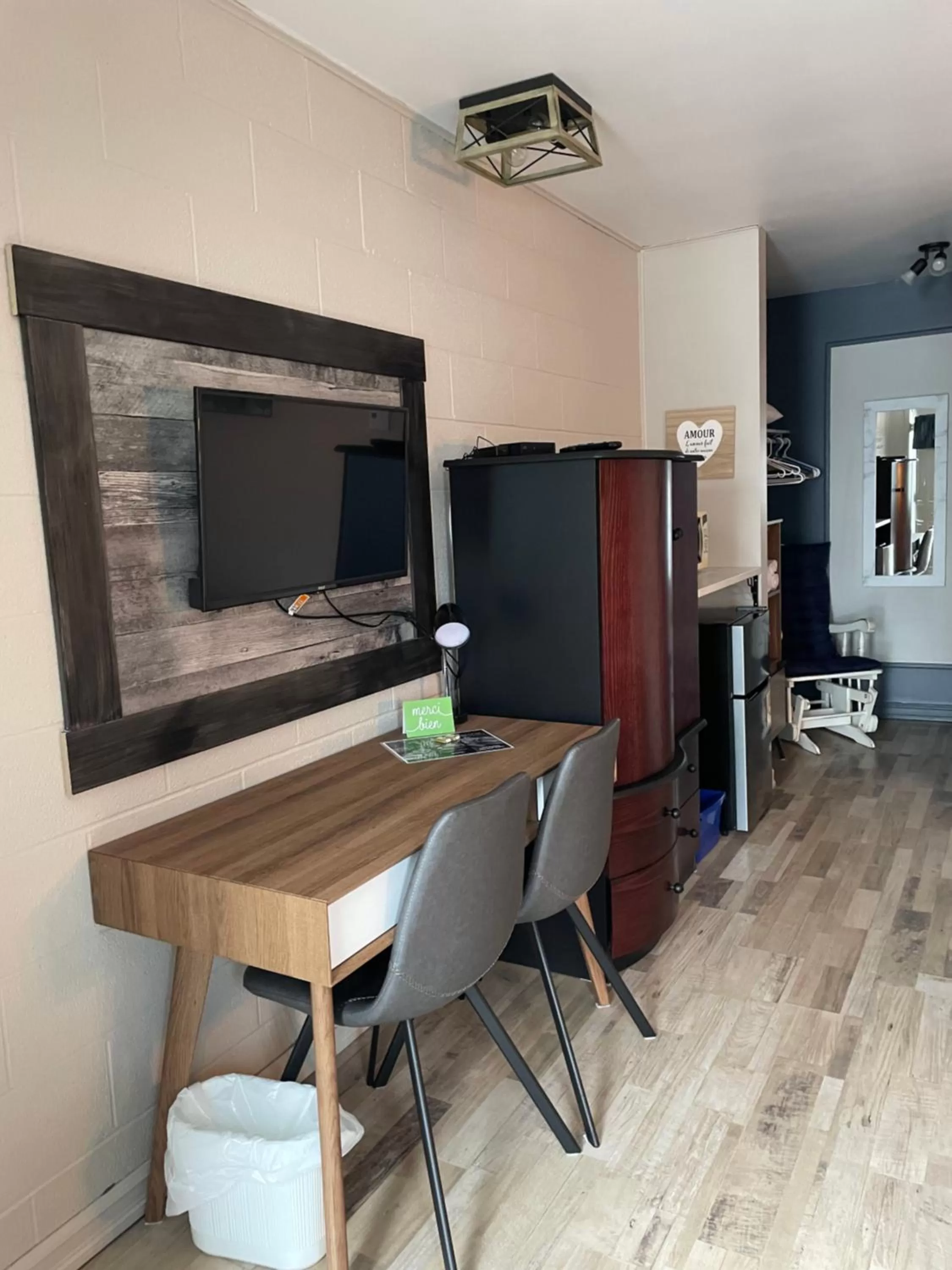 TV/Entertainment Center in Motel Valois YL inc