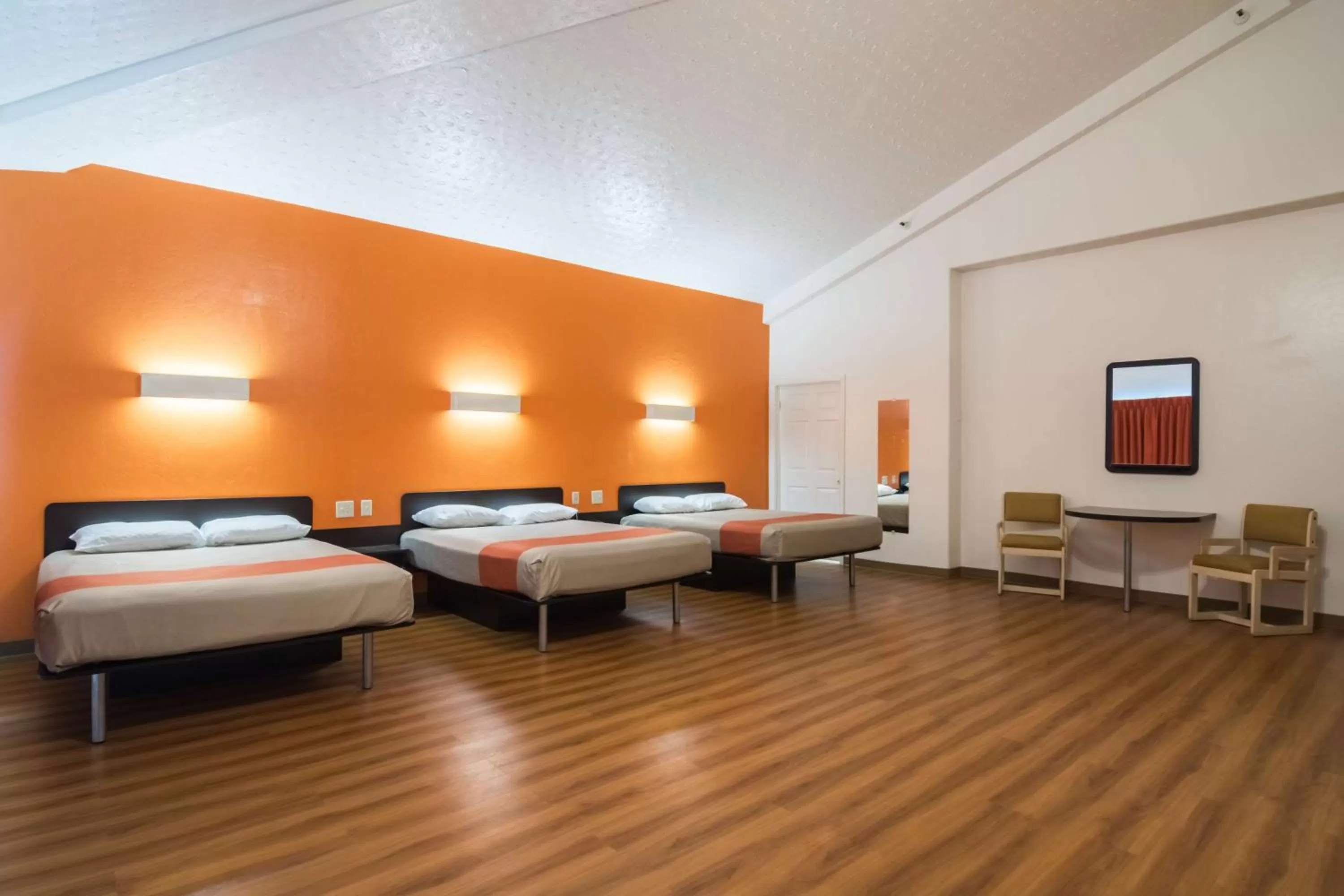 Photo of the whole room, Bed in Motel 6-Globe, AZ