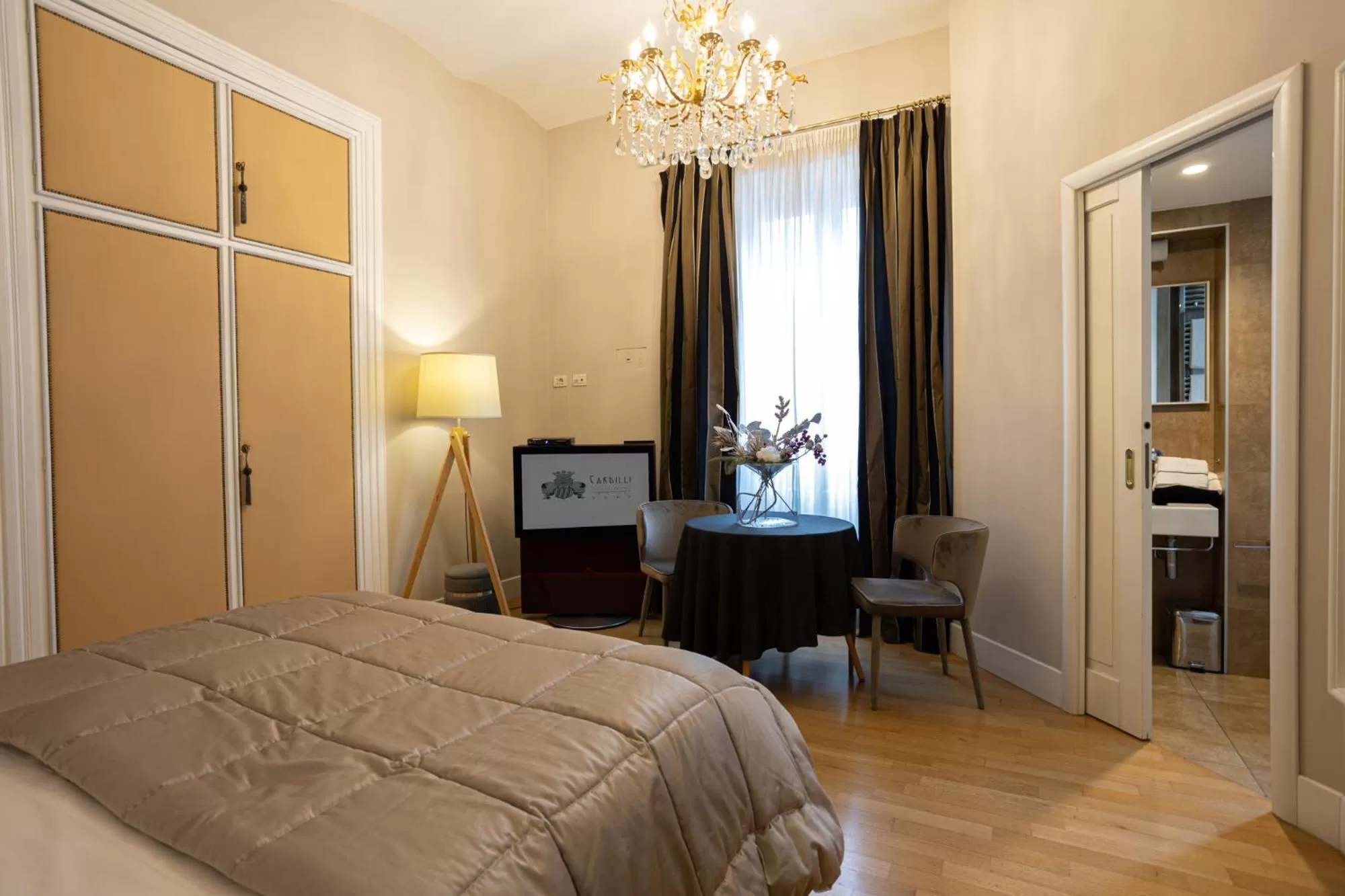 Photo of the whole room, Bed in Cardilli Luxury Rooms