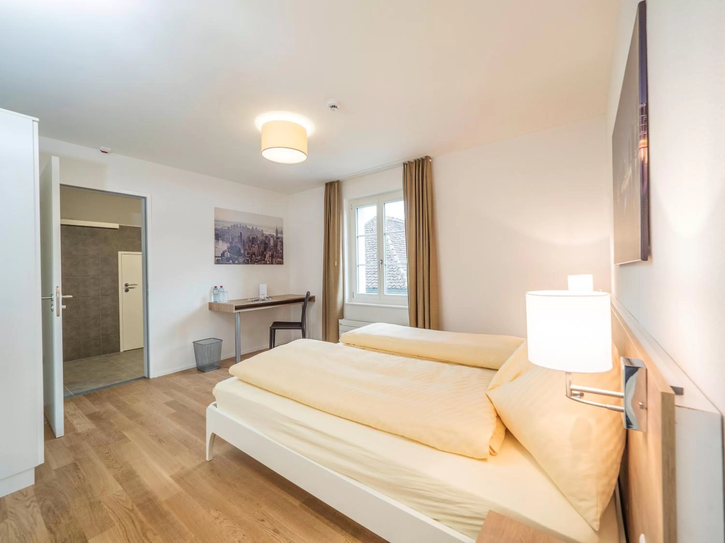 Bathroom, Bed in Aparthotel Bären