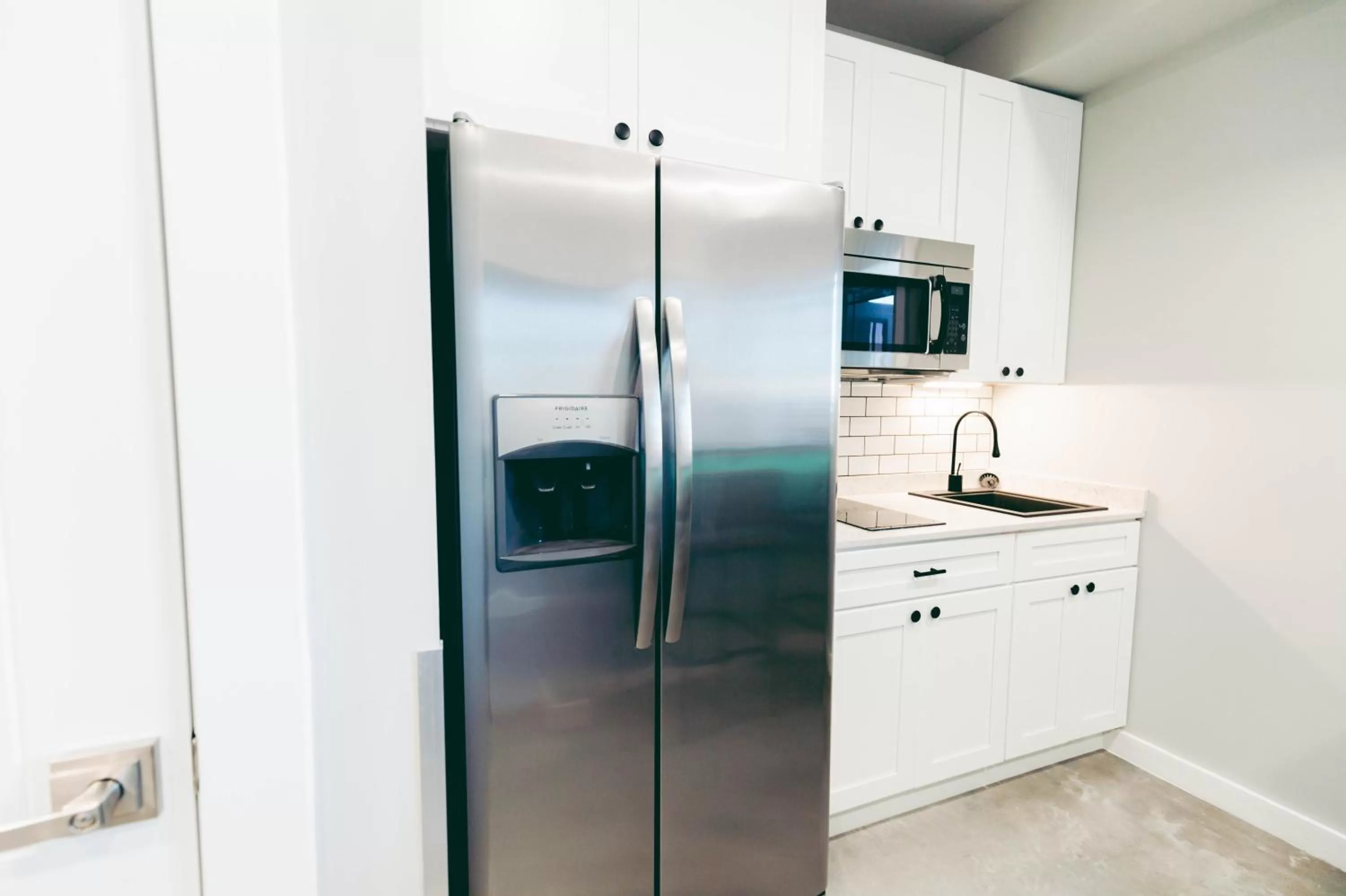 Kitchen or kitchenette in River Sirens Hotel-Contactless Check in Hotel