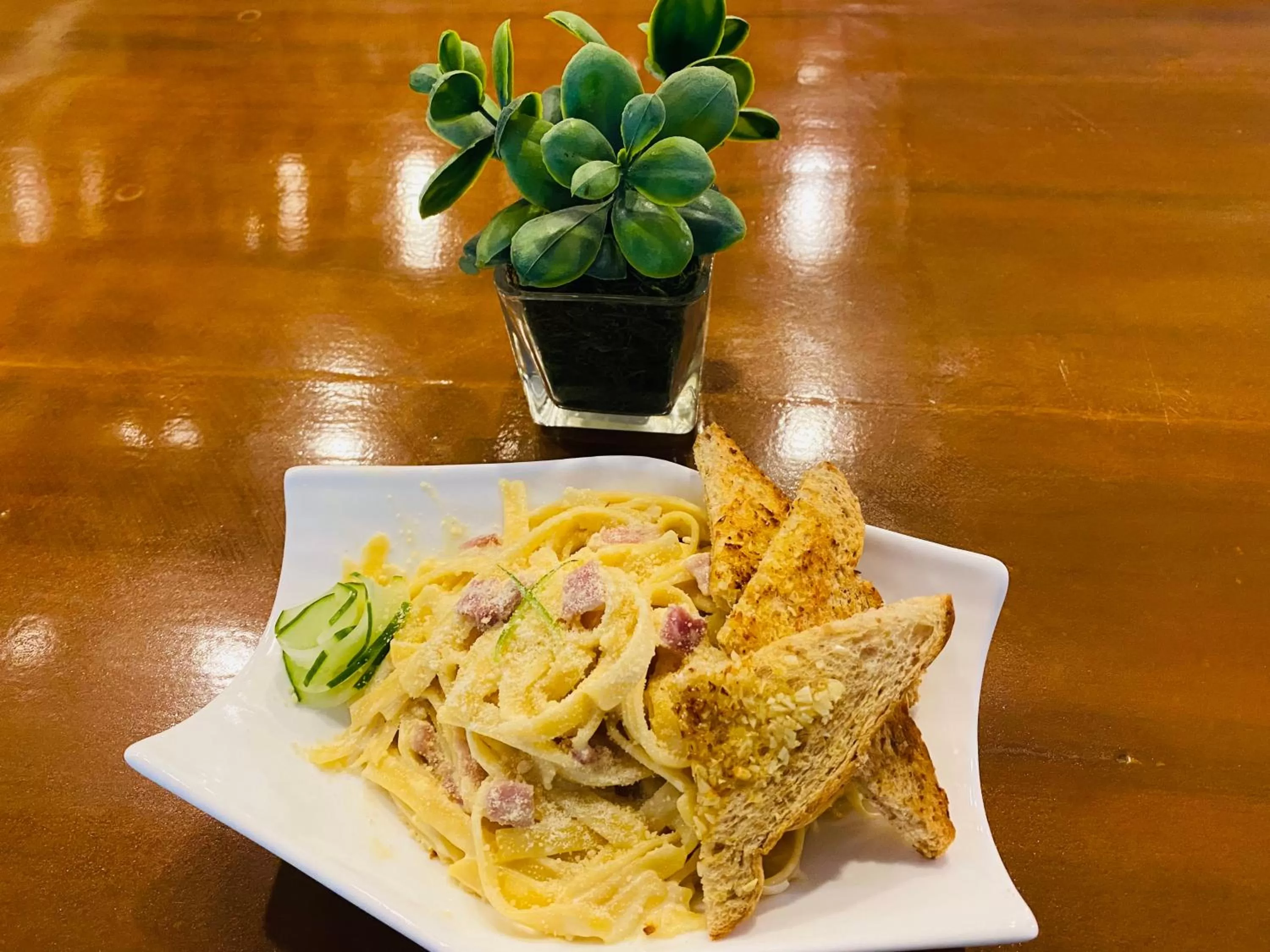 Restaurant/places to eat in FIG Sunset View Resort